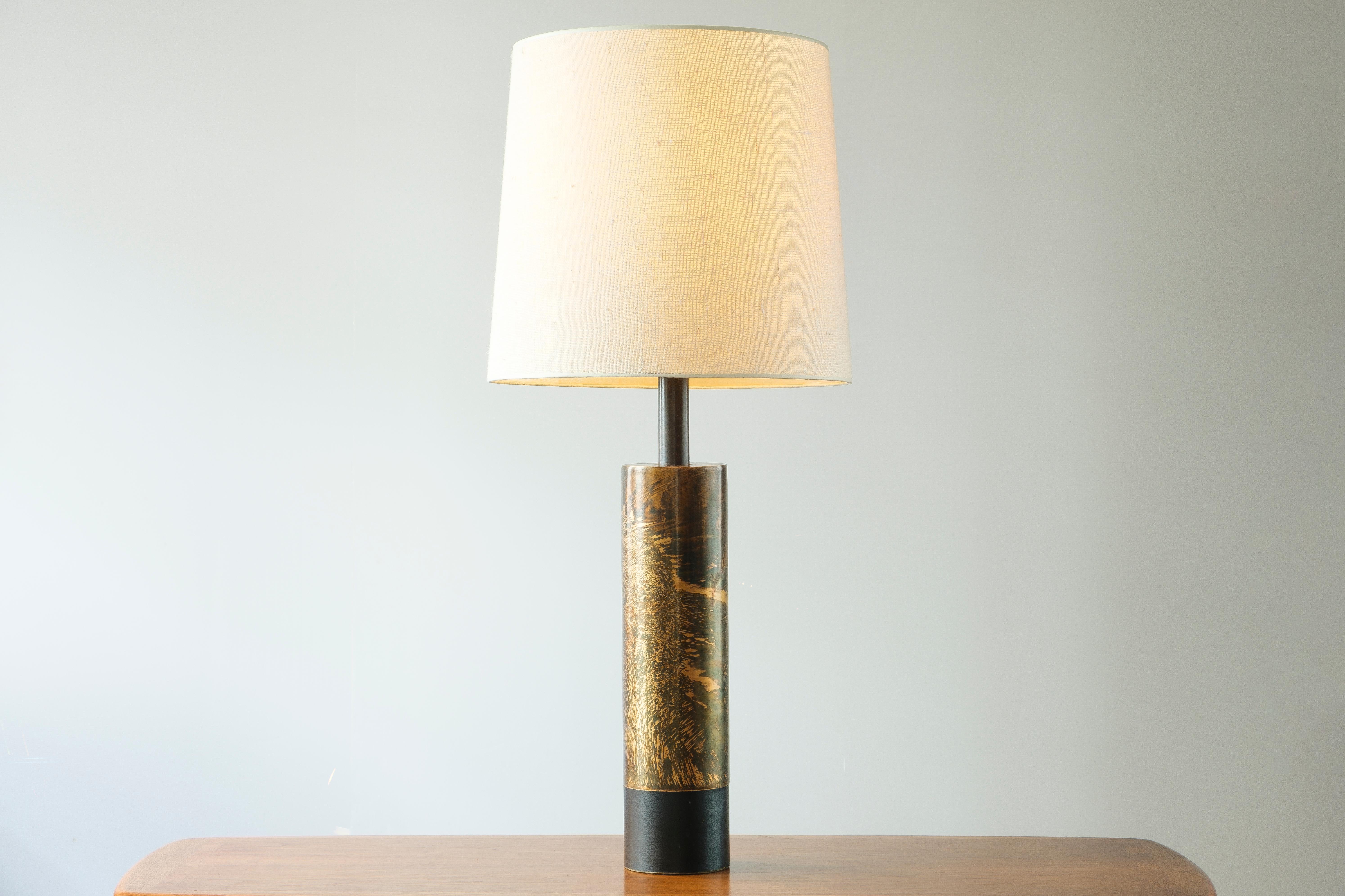 Brutalist Laurel Lamp Co. H-890 Acid Etched Brass With Leather Base Cuff Table Lamp For Sale