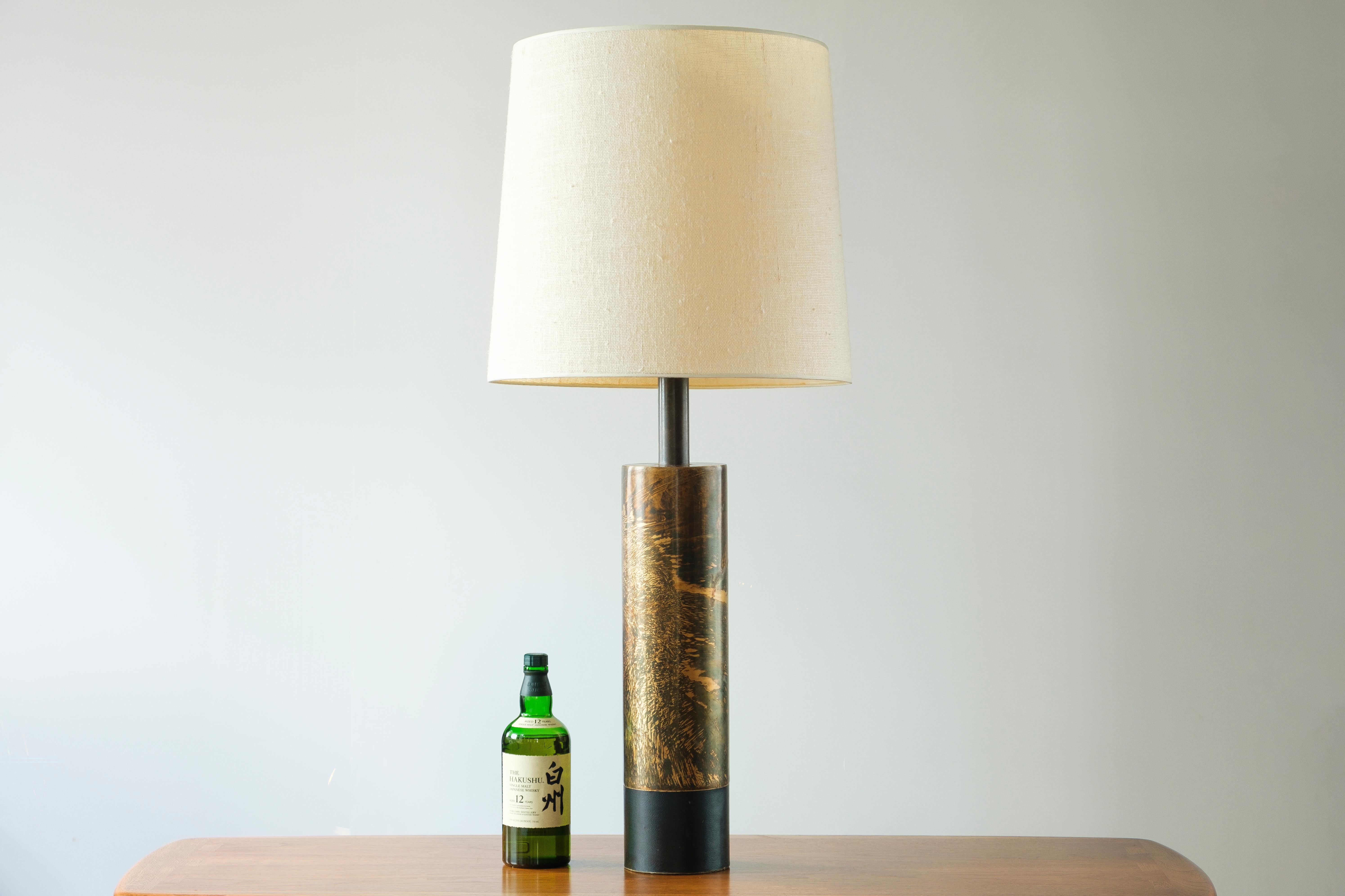 Américain Laurel Lamp Co. H-890 Lampe de bureau manchette en laiton buriné à l'acide avec base en cuir en vente