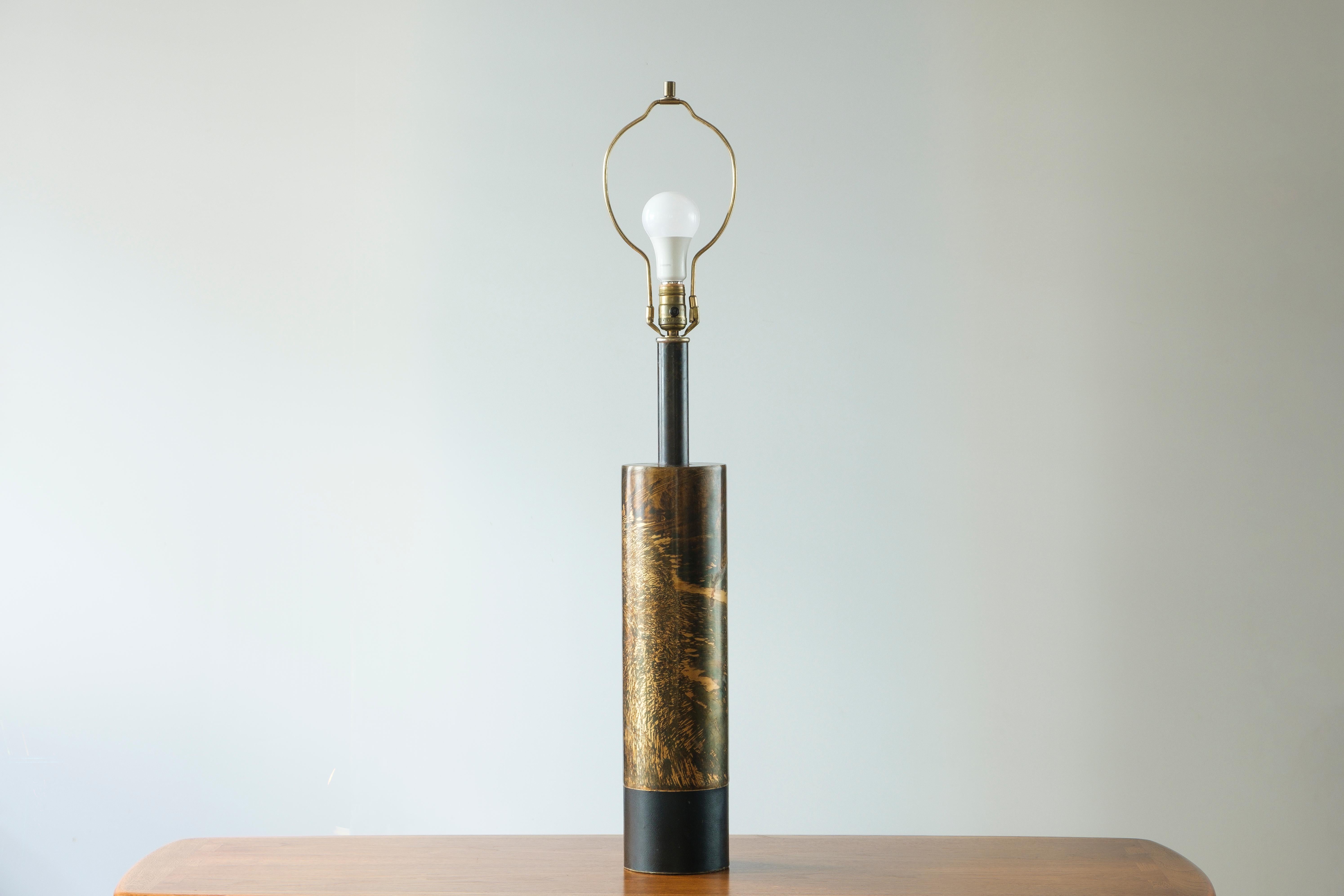 Laurel Lamp Co. H-890 Lampe de bureau manchette en laiton buriné à l'acide avec base en cuir Bon état - En vente à Portland, OR