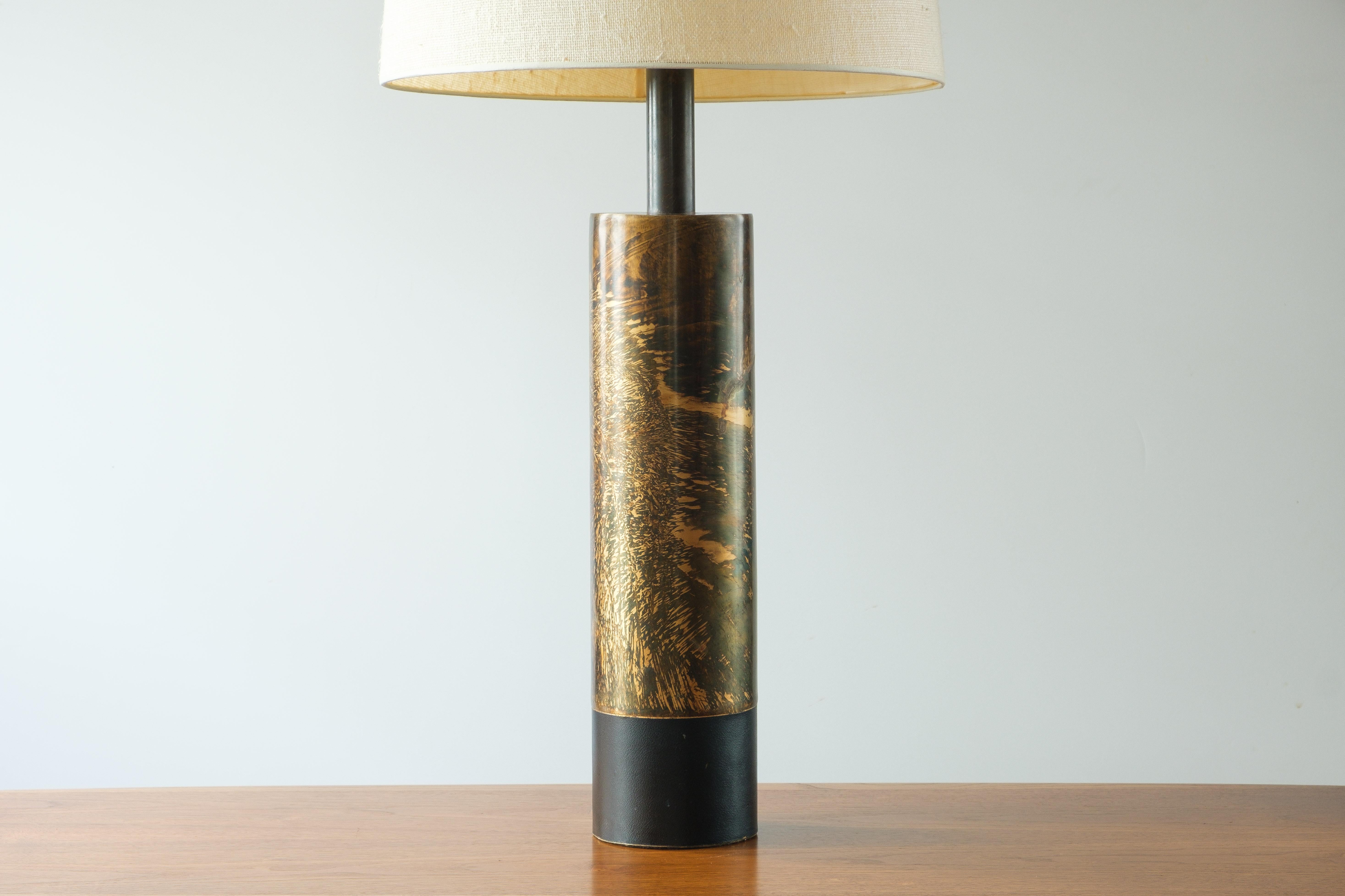 Late 20th Century Laurel Lamp Co. H-890 Acid Etched Brass With Leather Base Cuff Table Lamp For Sale