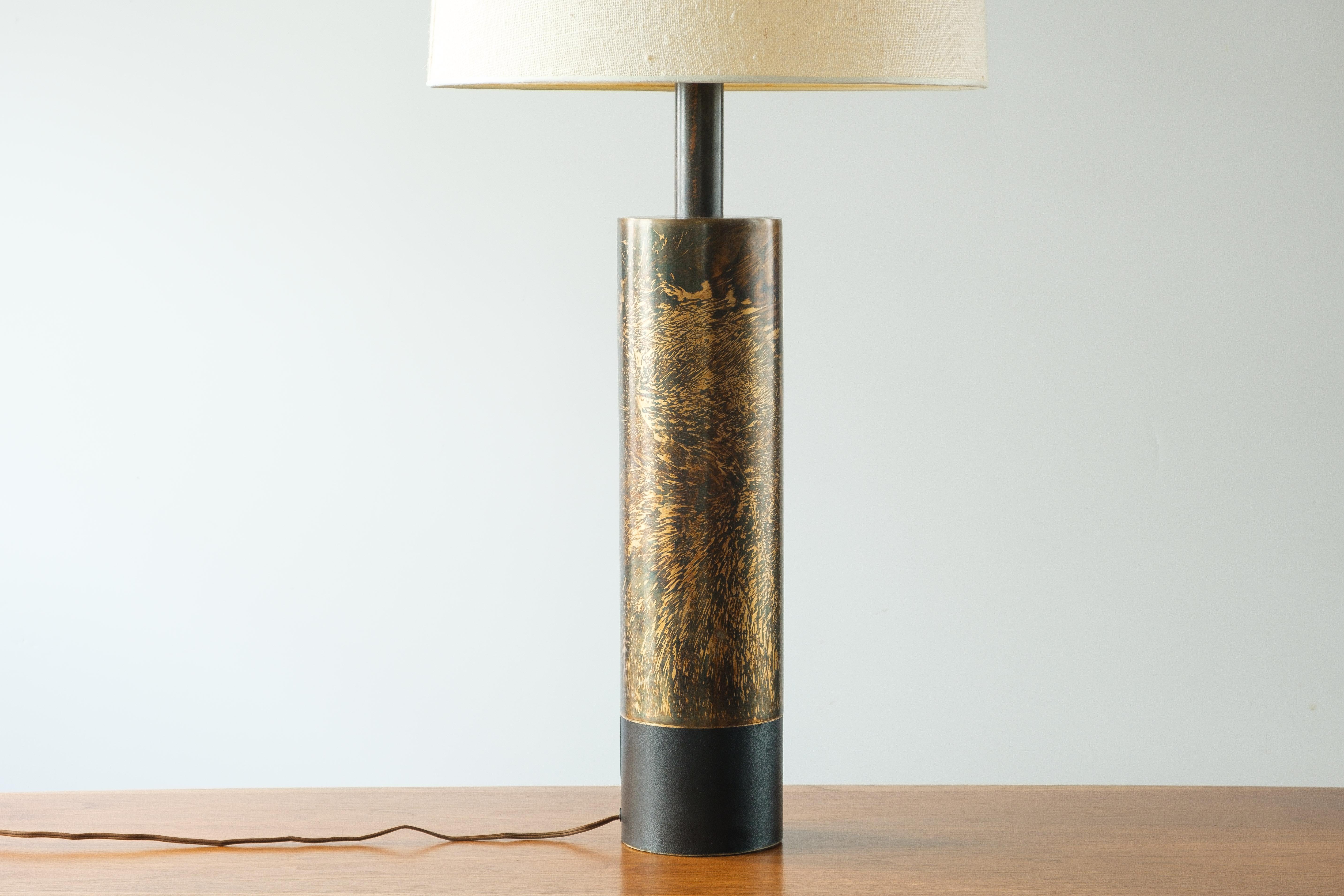 Laurel Lamp Co. H-890 Lampe de bureau manchette en laiton buriné à l'acide avec base en cuir en vente 2