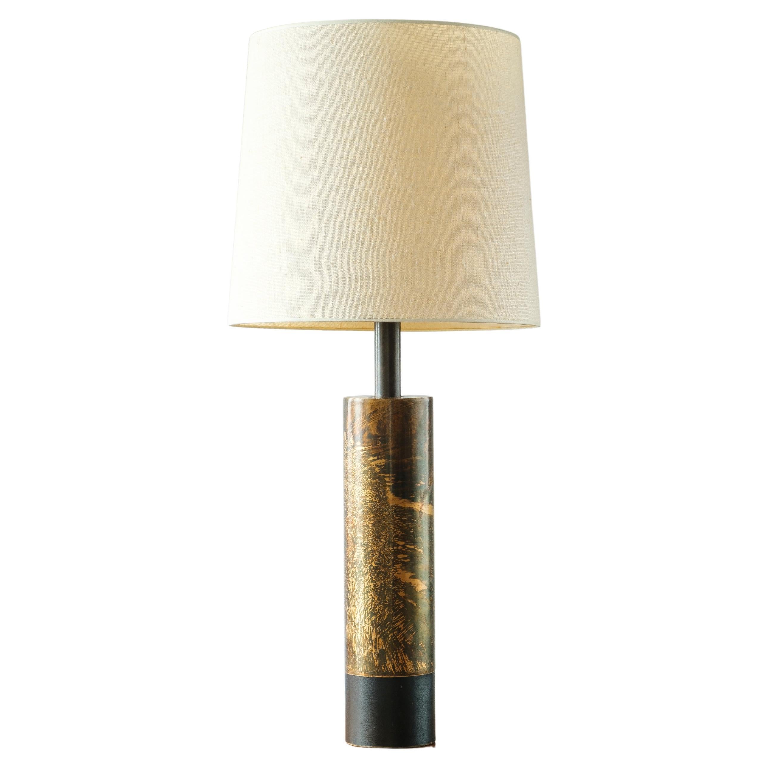 Lampe Laurel Lamp Co. H-890 Tischlampe aus säuregeätztem Messing mit Ledersockel und Manschetten
