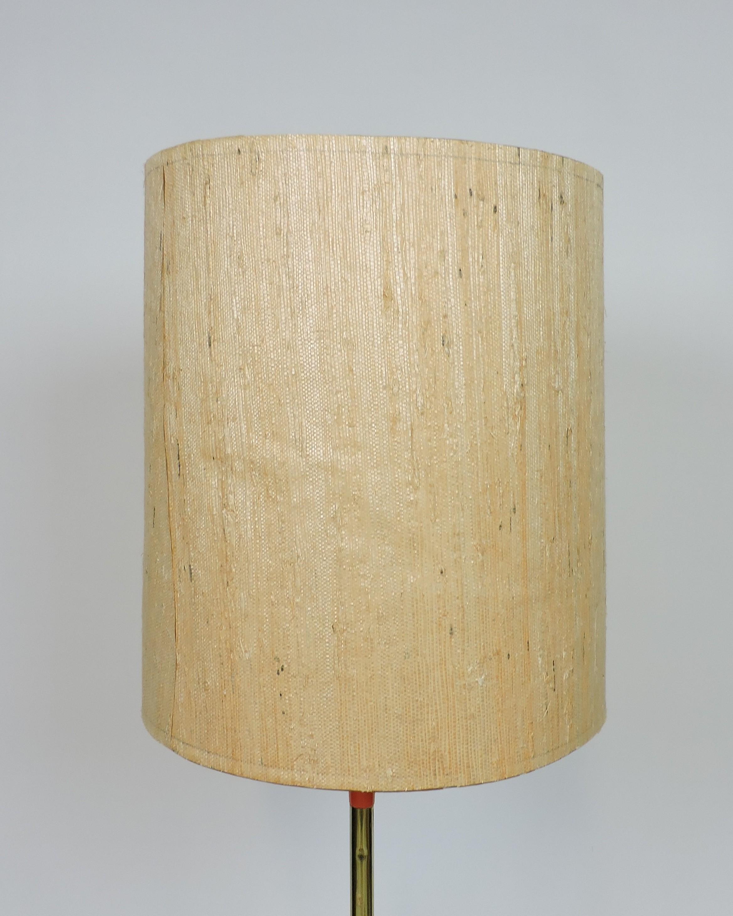 Sehr coole und ungewöhnliche Stehlampe, hergestellt von dem hochwertigen Beleuchtungshersteller Laurel Lamp Company aus Newark, NJ. Diese gut gemachte Lampe hat einen dreibeinigen orangefarbenen Metallsockel, einen messingfarbenen Stiel und den