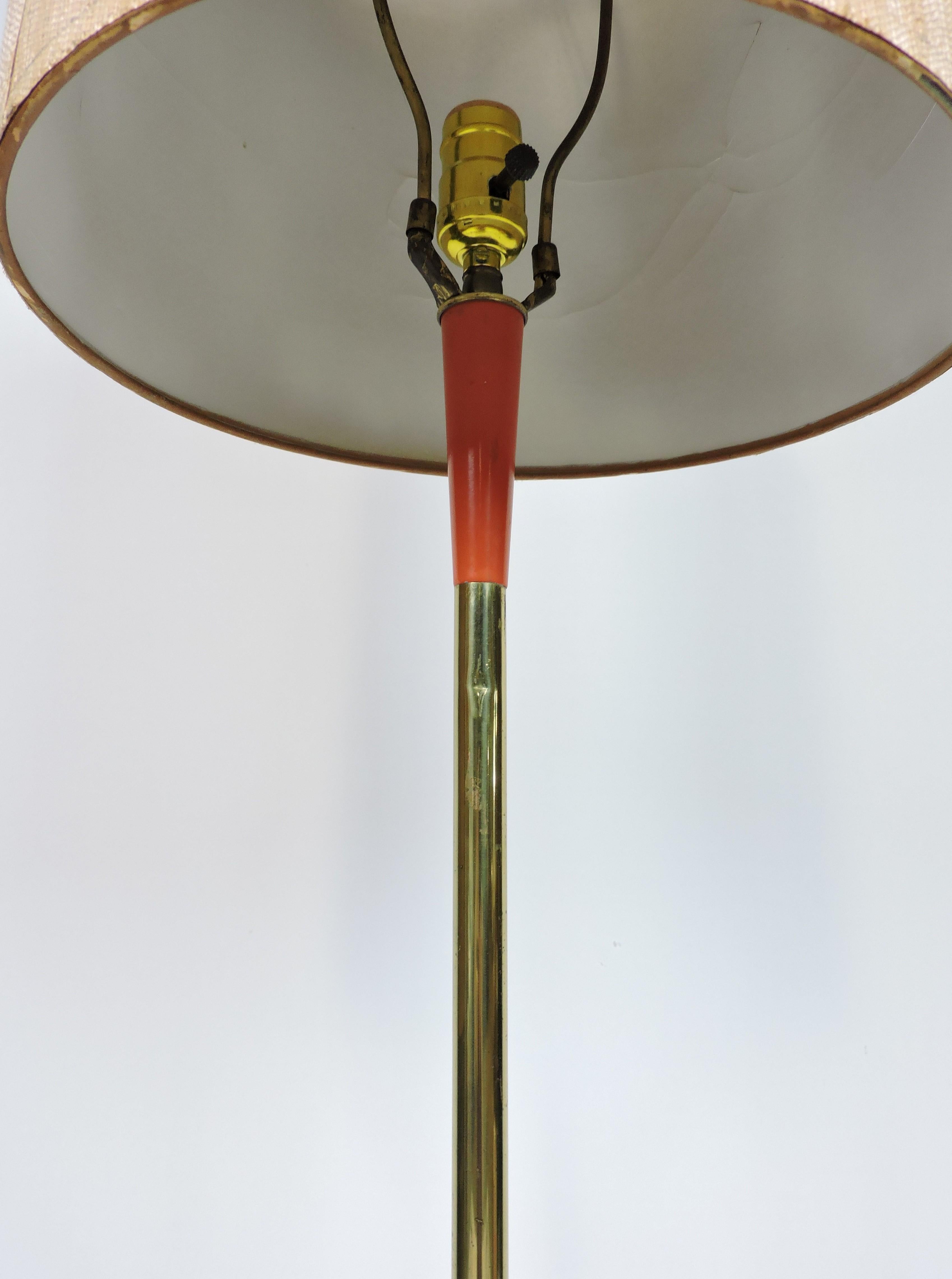 Milieu du XXe siècle Laurel Lamp Co. Lampadaire à trois pieds en métal orange, moderne du milieu du siècle dernier en vente