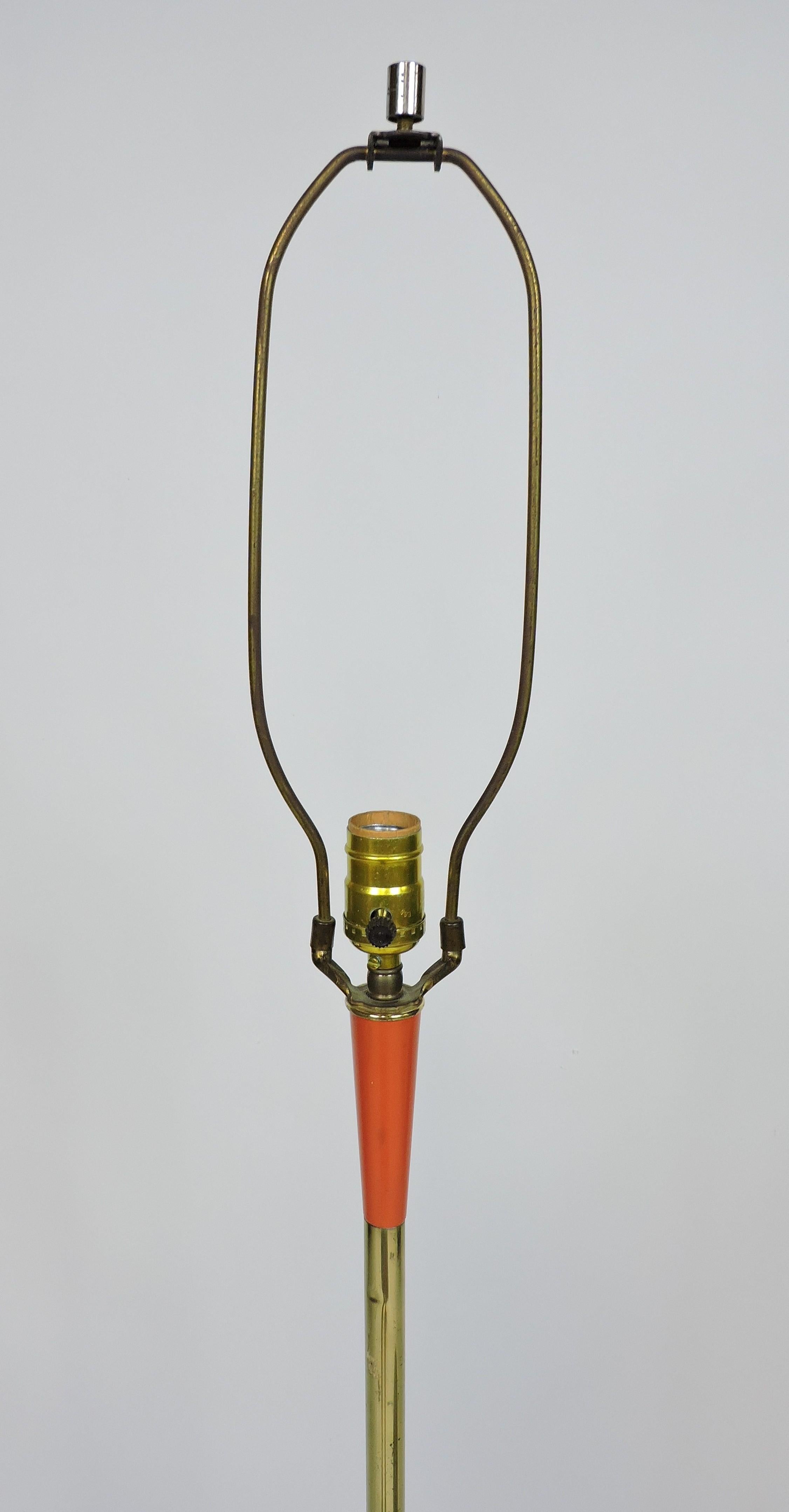 Laurel Lamp Co. Lampadaire à trois pieds en métal orange, moderne du milieu du siècle dernier en vente 1