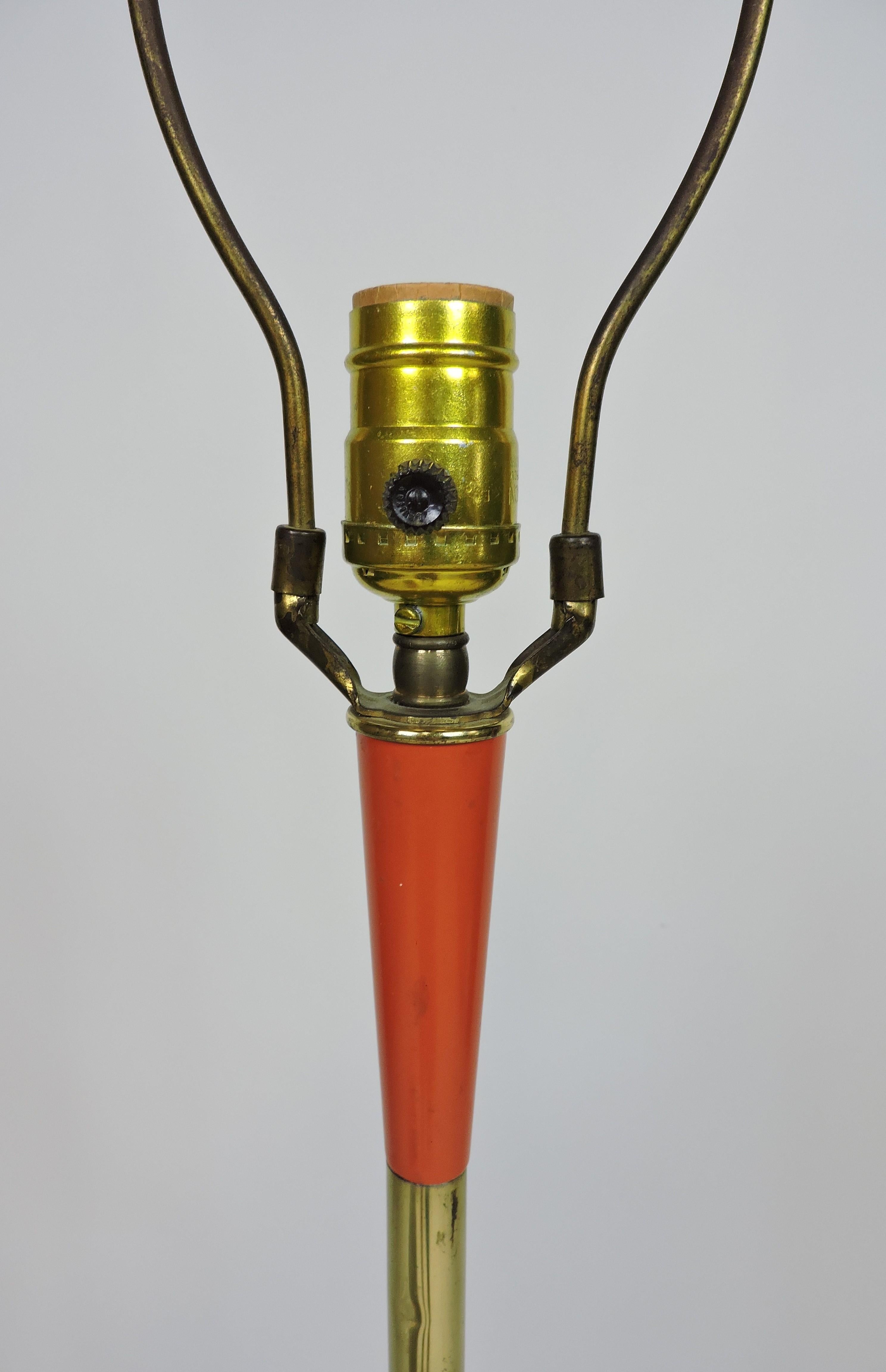 Laurel Lamp Co. Lampadaire à trois pieds en métal orange, moderne du milieu du siècle dernier en vente 2