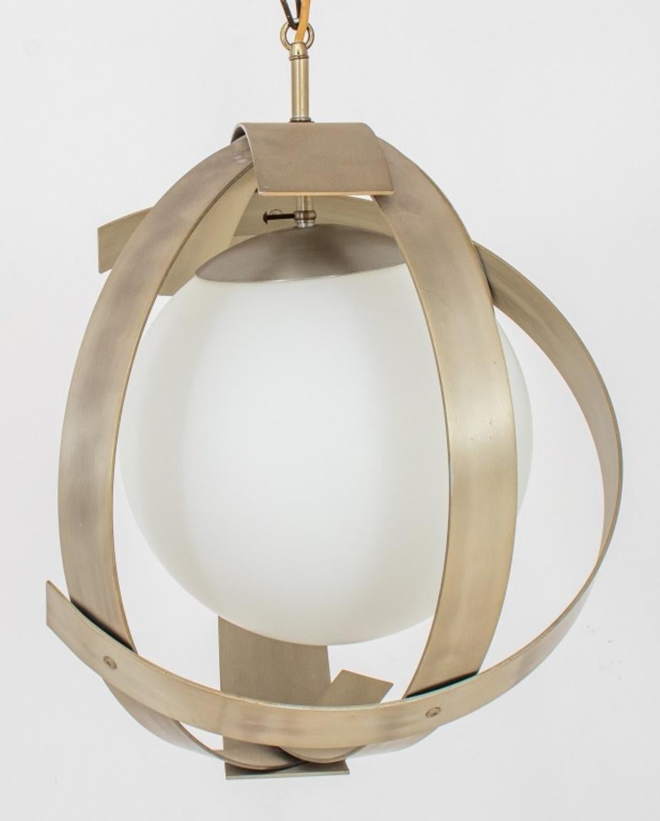 Laurel Lamp Co., lampe suspendue Saturn, années 1960, avec des bandes en aluminium brossé entourant un globe en verre dépoli blanc. 19