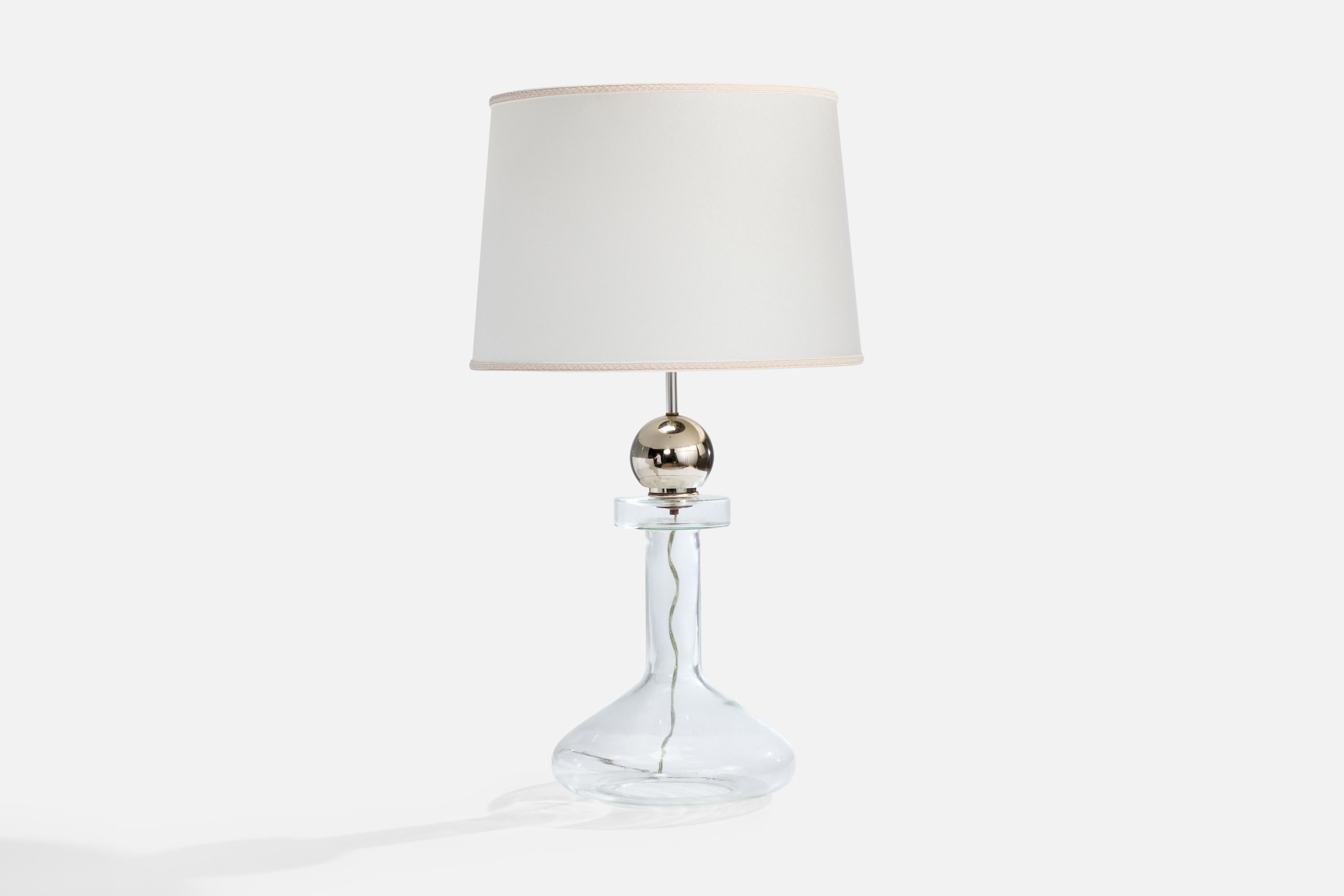 Lámpara de sobremesa de metal, cristal y papel pergamino fabricada por Laurel Lamp Co., EE.UU., c. 1970.

Dimensiones de la lámpara con pantalla (pulgadas): 28,5 