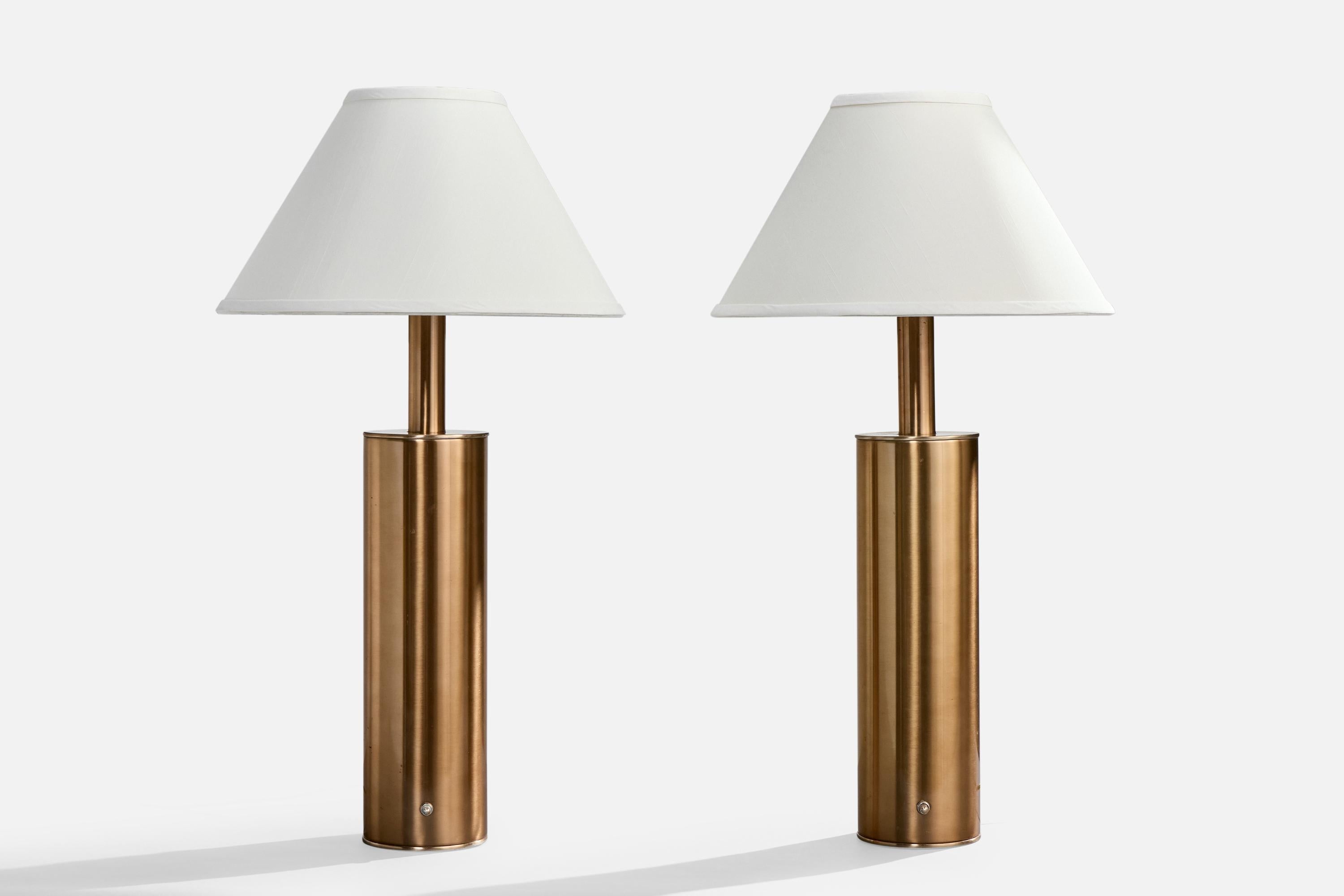 Un par de lámparas de sobremesa de cobre diseñadas y producidas por Laurel Lamp Co, EE.UU., c. 1970.

Dimensiones de la lámpara (pulgadas): 21,75