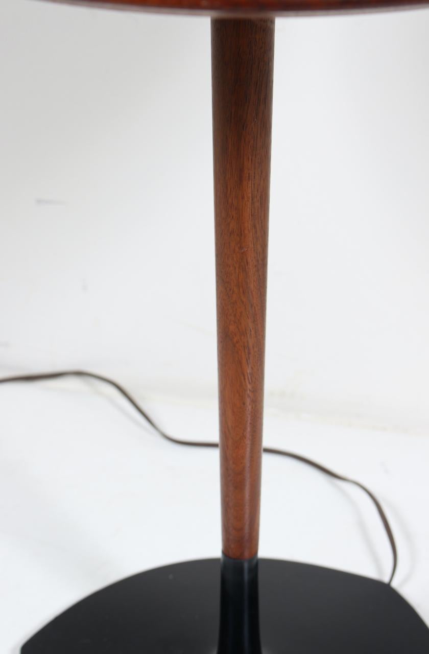Laurel Lamp Co. Beistelltisch aus Nussbaum und schwarzer Emaille, Stehlampe, um 1970 im Angebot 1