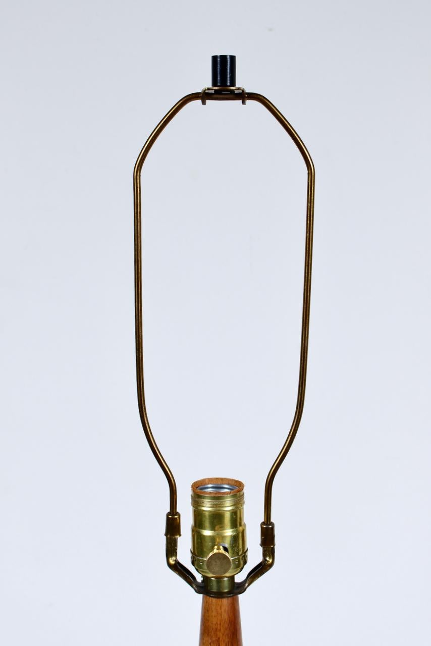 Laurel Lamp Co. Beistelltisch aus Nussbaum und schwarzer Emaille, Stehlampe, um 1970 im Angebot 7