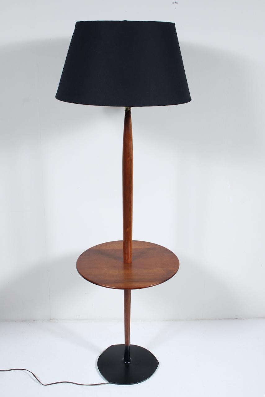 Laurel Lamp Co. Beistelltisch aus Nussbaum und schwarzer Emaille, Stehlampe, um 1970 (amerikanisch) im Angebot