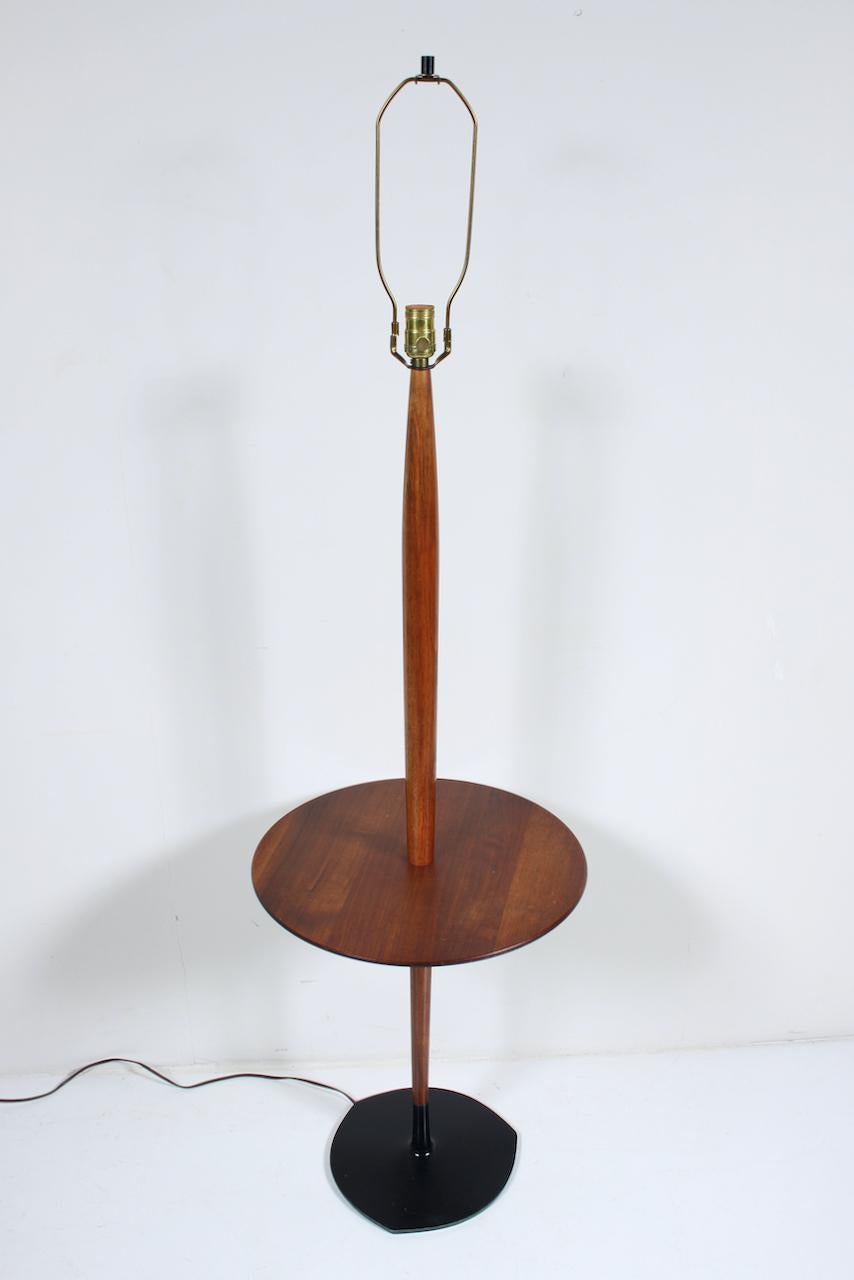 Laurel Lamp Co. Beistelltisch aus Nussbaum und schwarzer Emaille, Stehlampe, um 1970 (Gegossen) im Angebot