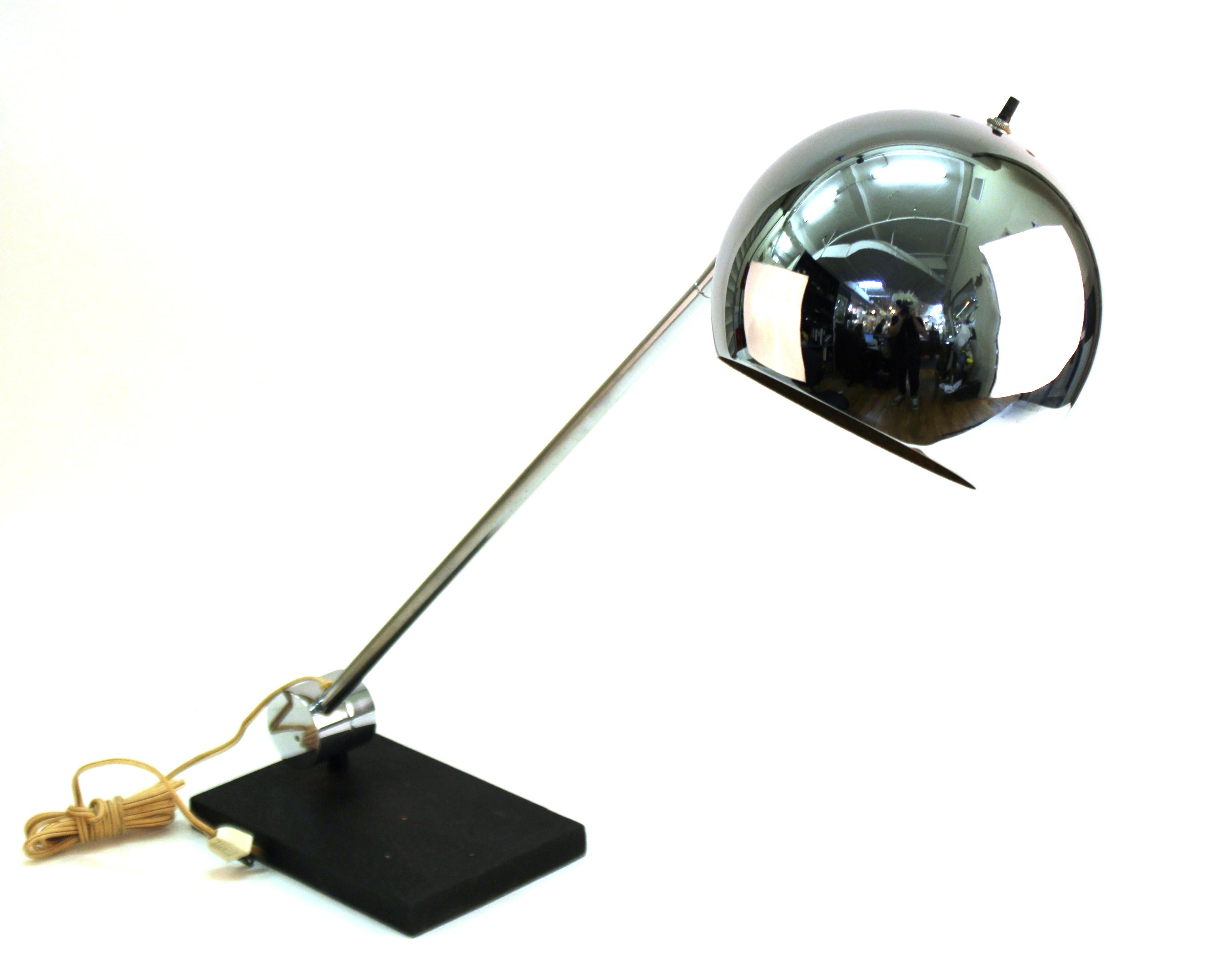 Laurel Lamp Company modern table lamp with a flexible chrome ball head and heavy metal base. The piece dates from the 1970s and was made in the United States. In good vintage condition with some age-appropriate wear to the base.