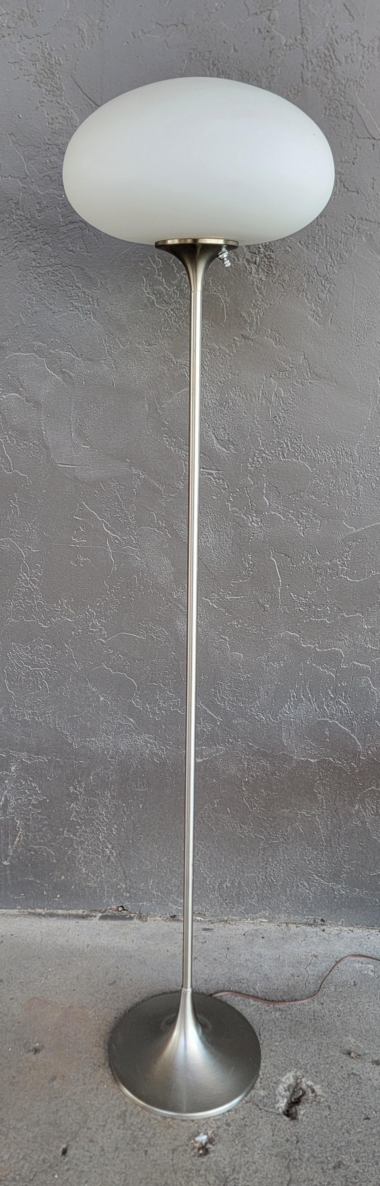 Lampadaire champignon iconique avec base tulipe par Laurel lamp Company. 

57 pouces de haut.
12,5 pouces de diamètre.