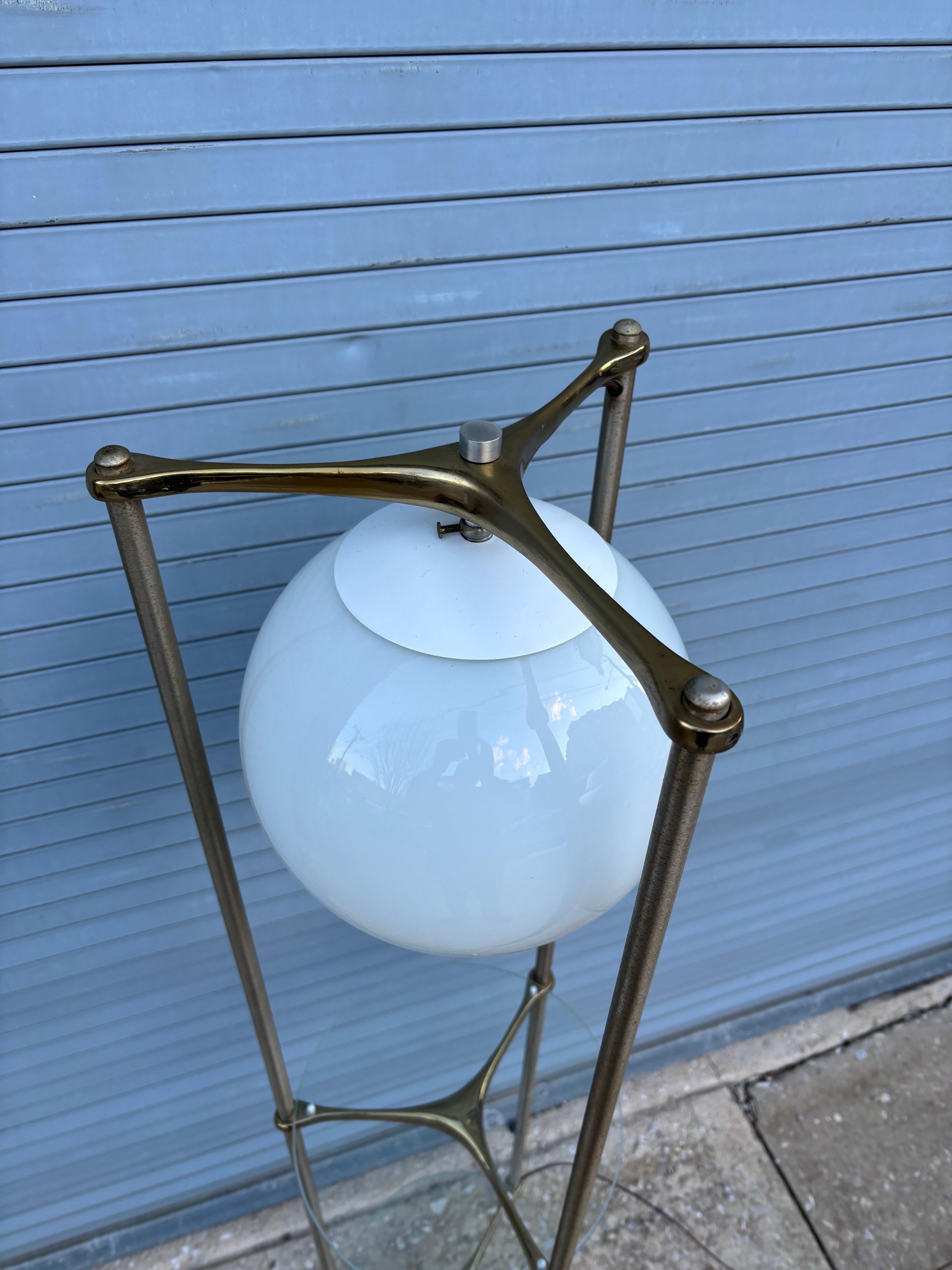 Laurel Lamp Company Tripod Display Floor Lamp In Good Condition For Sale In Philadelphia, PA