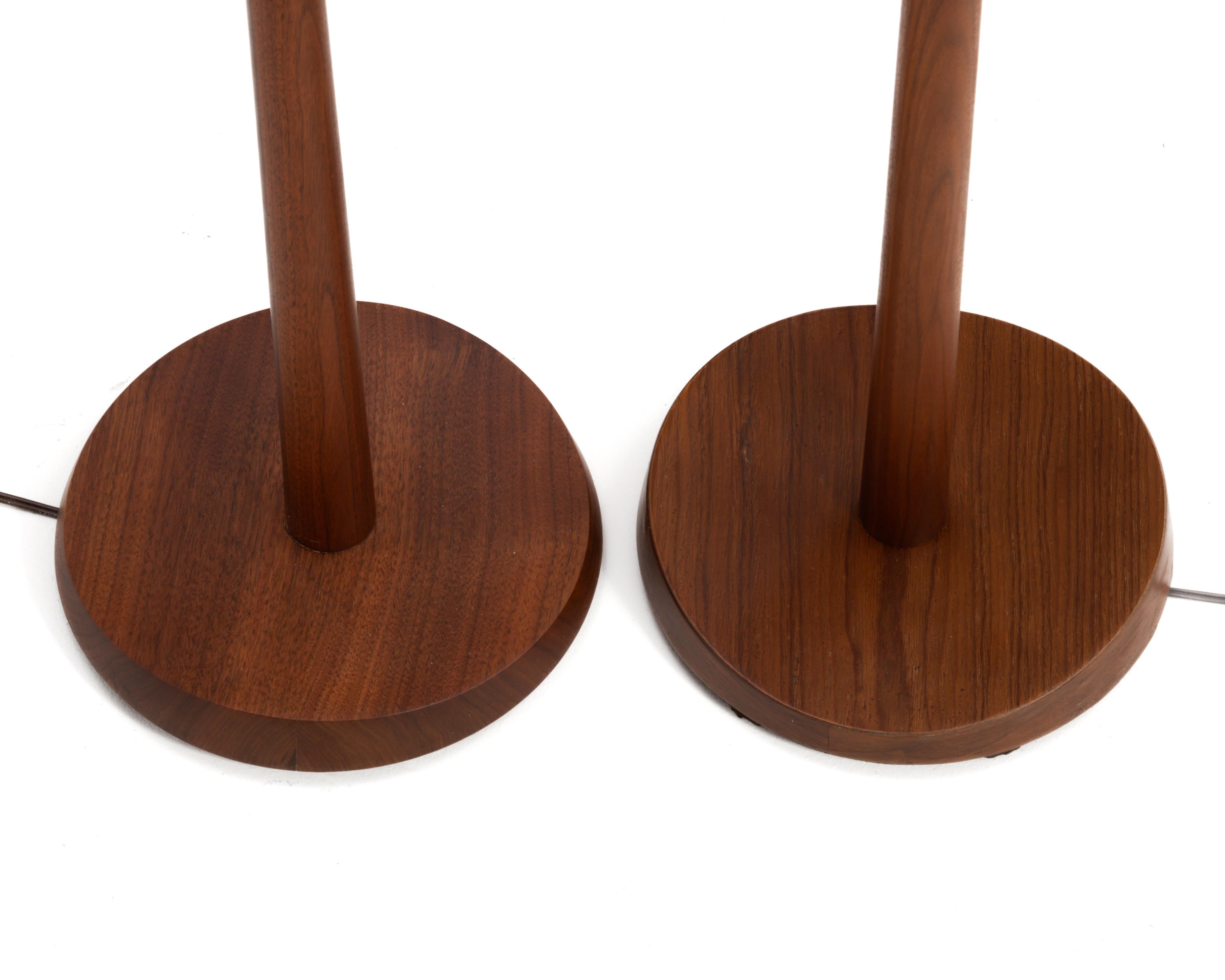 Milieu du XXe siècle Paire de lampadaires en teck du milieu du siècle Laurel Lamp Company en vente