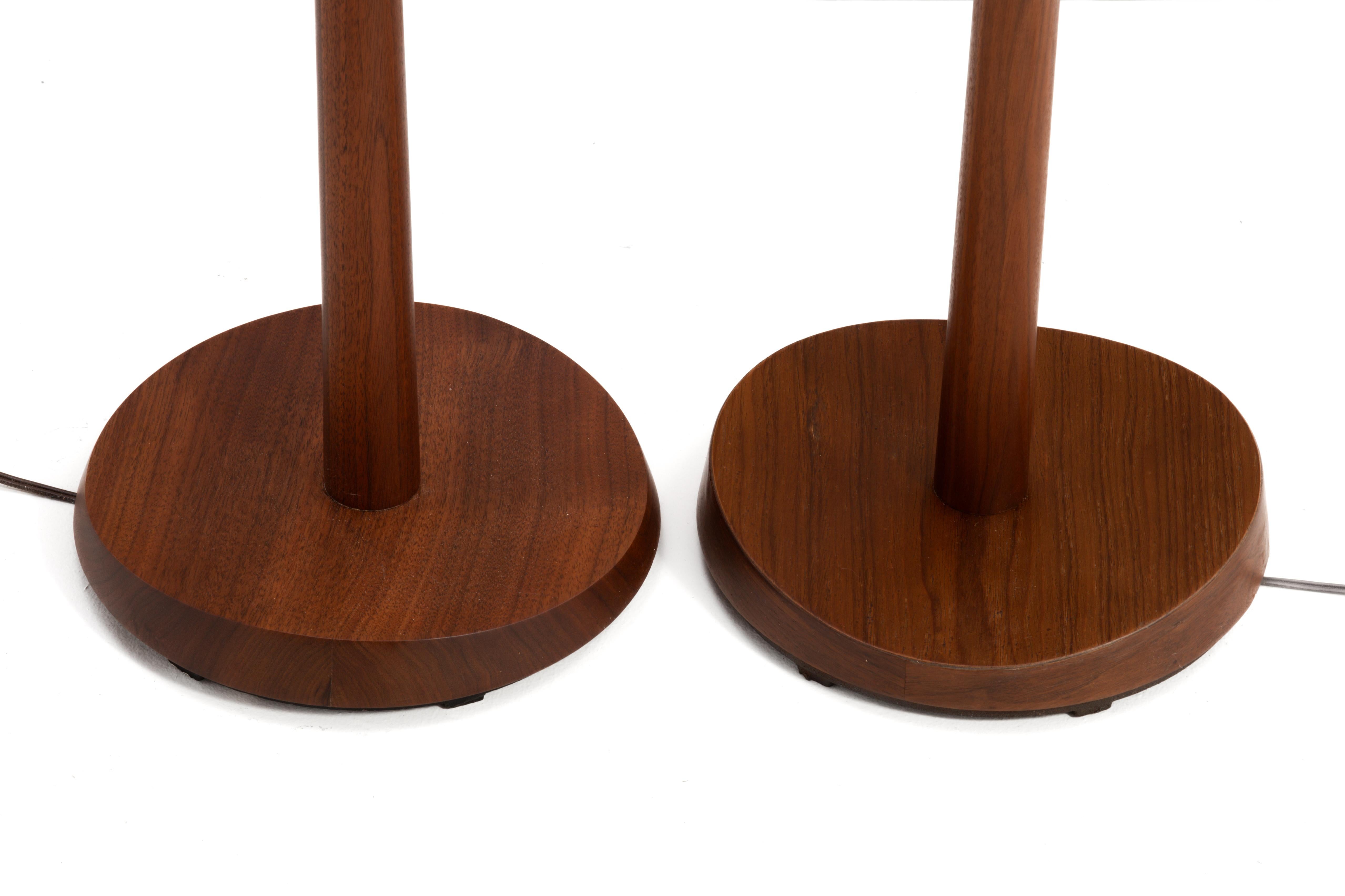 Métal Paire de lampadaires en teck du milieu du siècle Laurel Lamp Company en vente