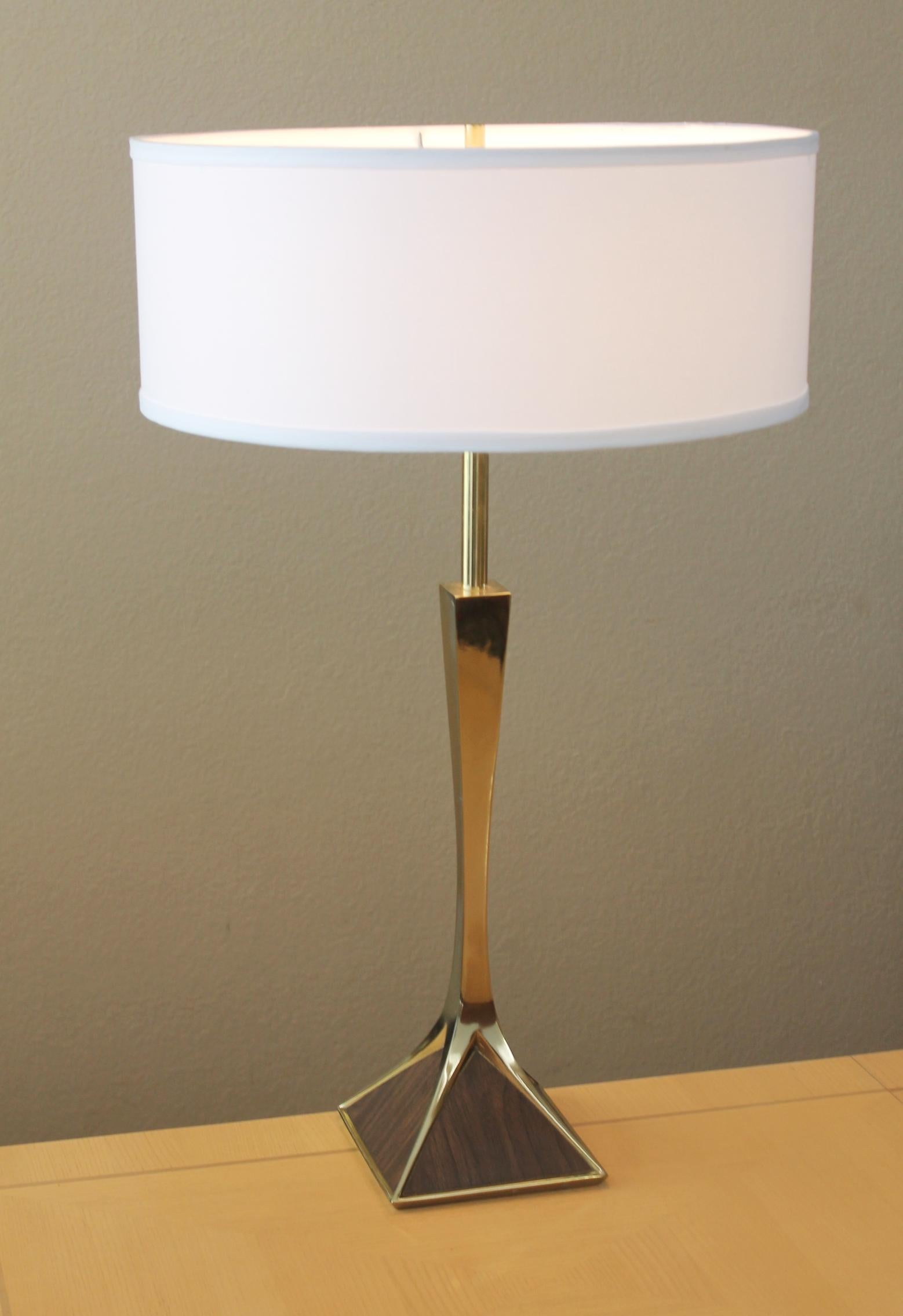 MAGNIFICO 
Lampada da tavolo del Mid Century! 

Attribuito a Richard Barr
per Laurel Lamp Company!

Incredibile ottone spazzolato!
Condizioni eccellenti!
Iconico design 
