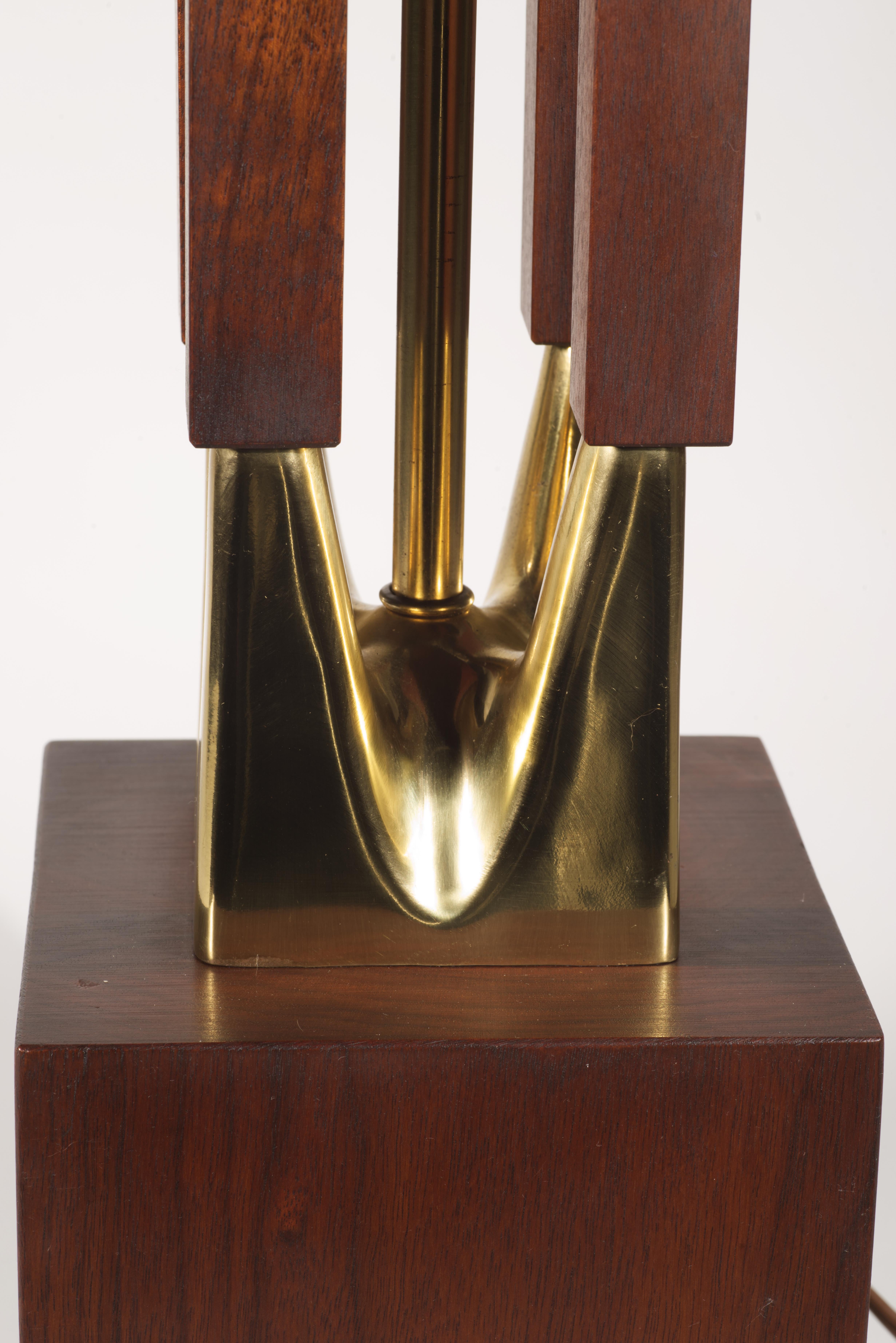 Lampe de table Laurel, laiton et noyer, modernité du milieu du siècle dernier, années 1960 en vente 2