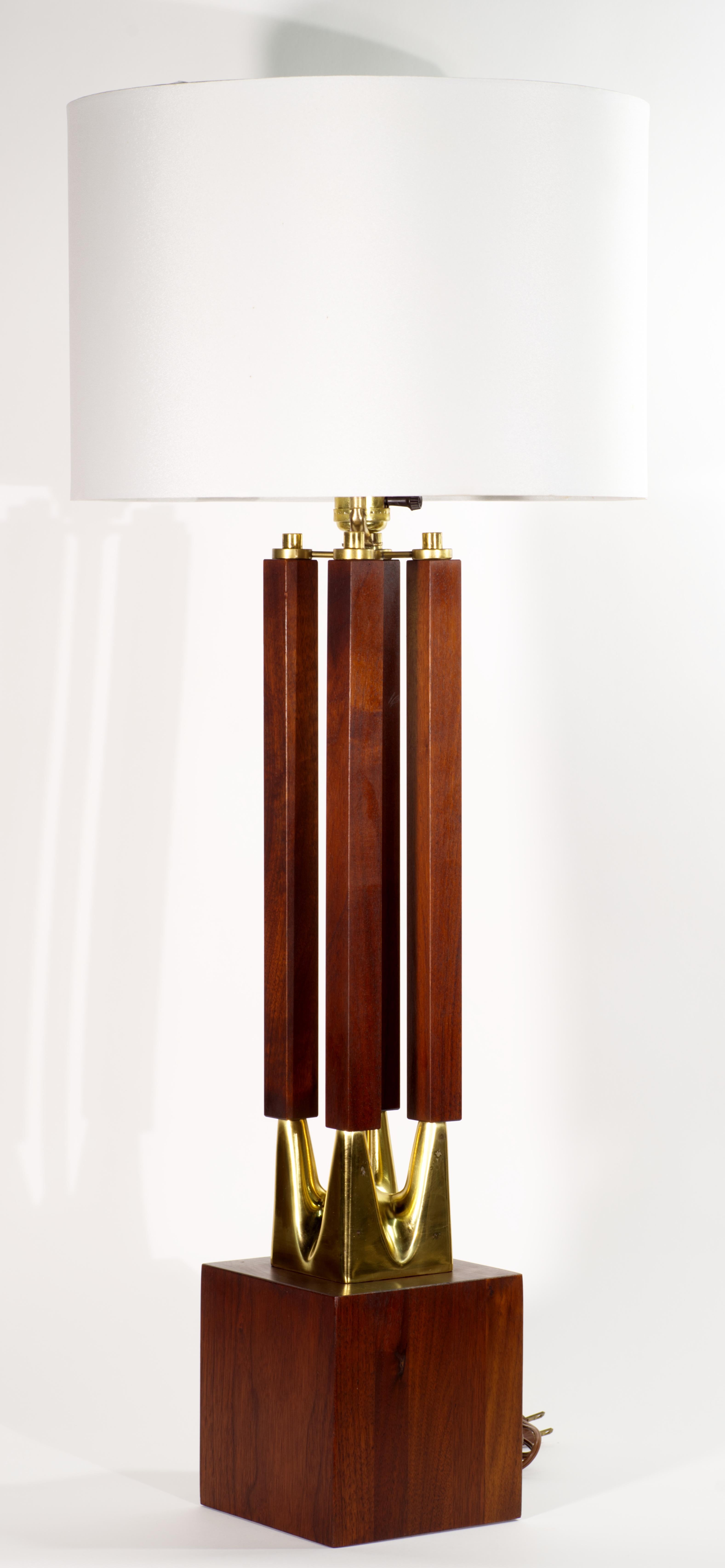 Mid-Century Modern Lampe de table Laurel, laiton et noyer, modernité du milieu du siècle dernier, années 1960 en vente
