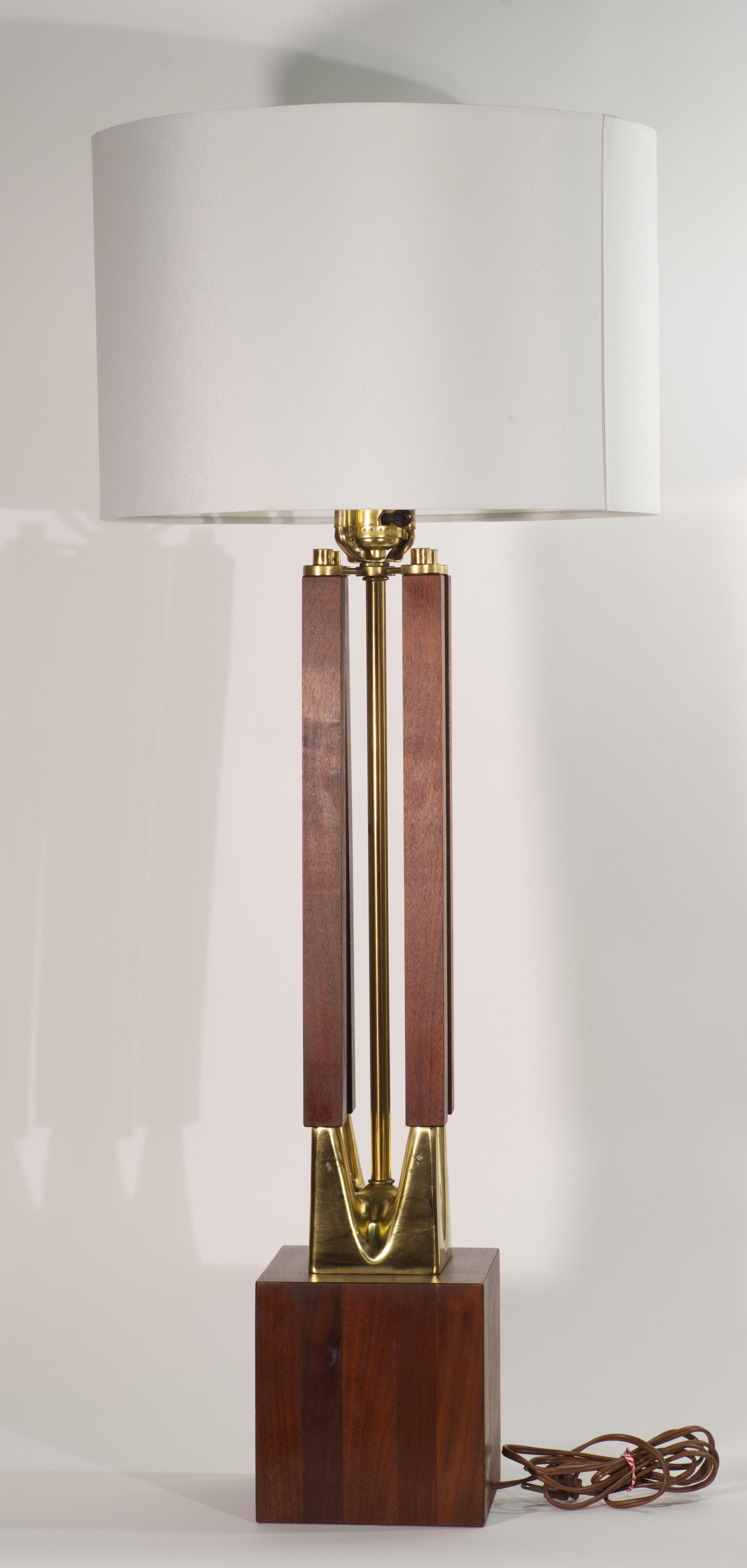 Américain Lampe de table Laurel, laiton et noyer, modernité du milieu du siècle dernier, années 1960 en vente