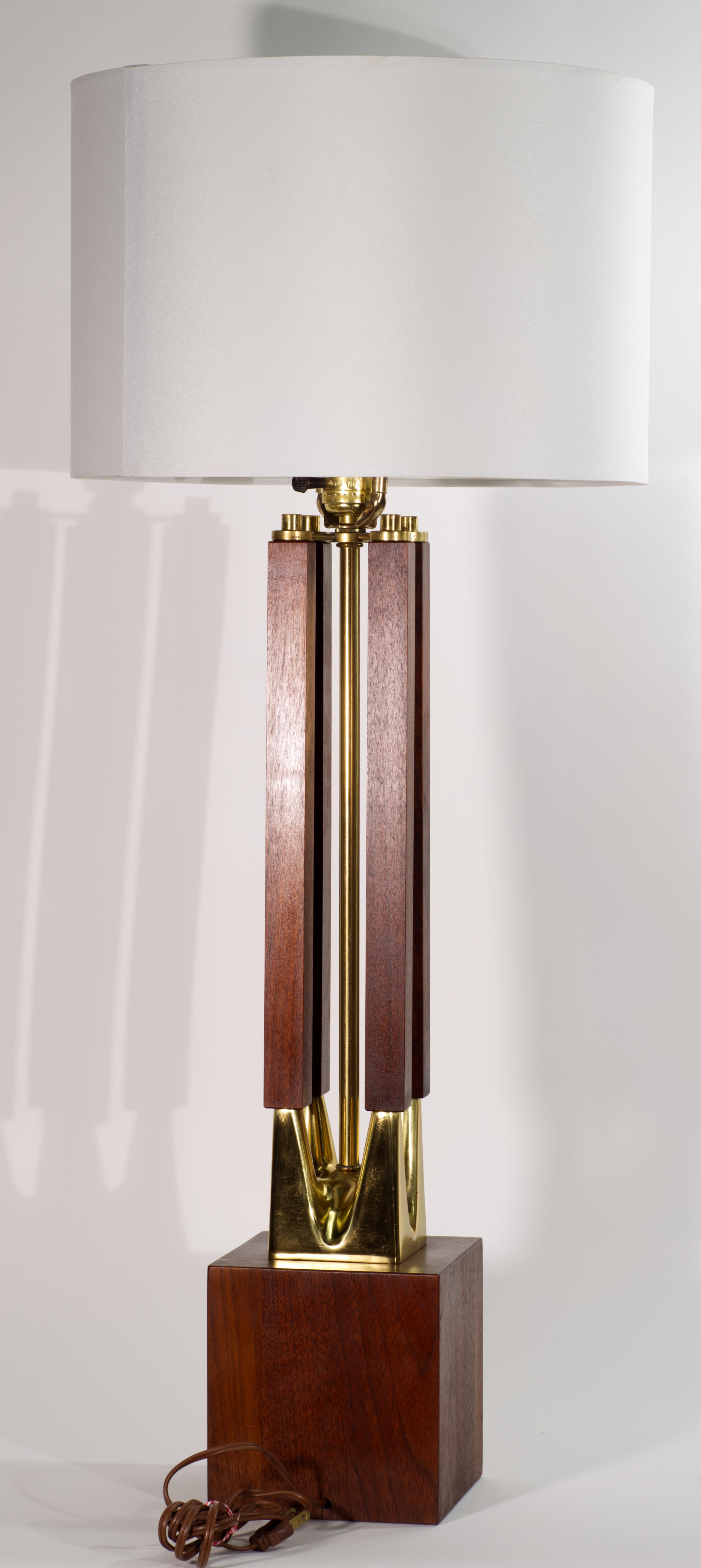 Plaqué Lampe de table Laurel, laiton et noyer, modernité du milieu du siècle dernier, années 1960 en vente