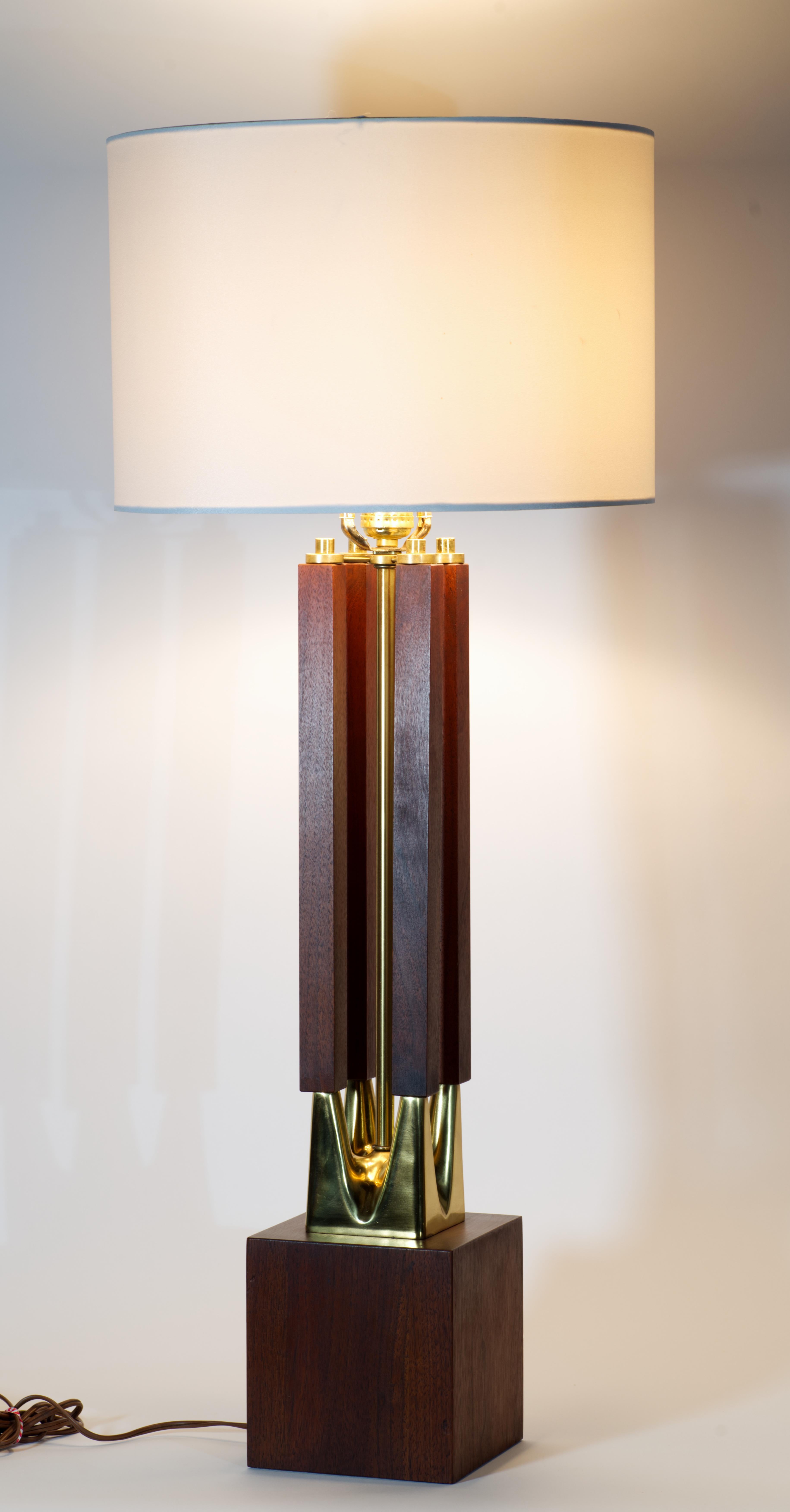 Lampe de table Laurel, laiton et noyer, modernité du milieu du siècle dernier, années 1960 Bon état - En vente à Clifton Springs, NY