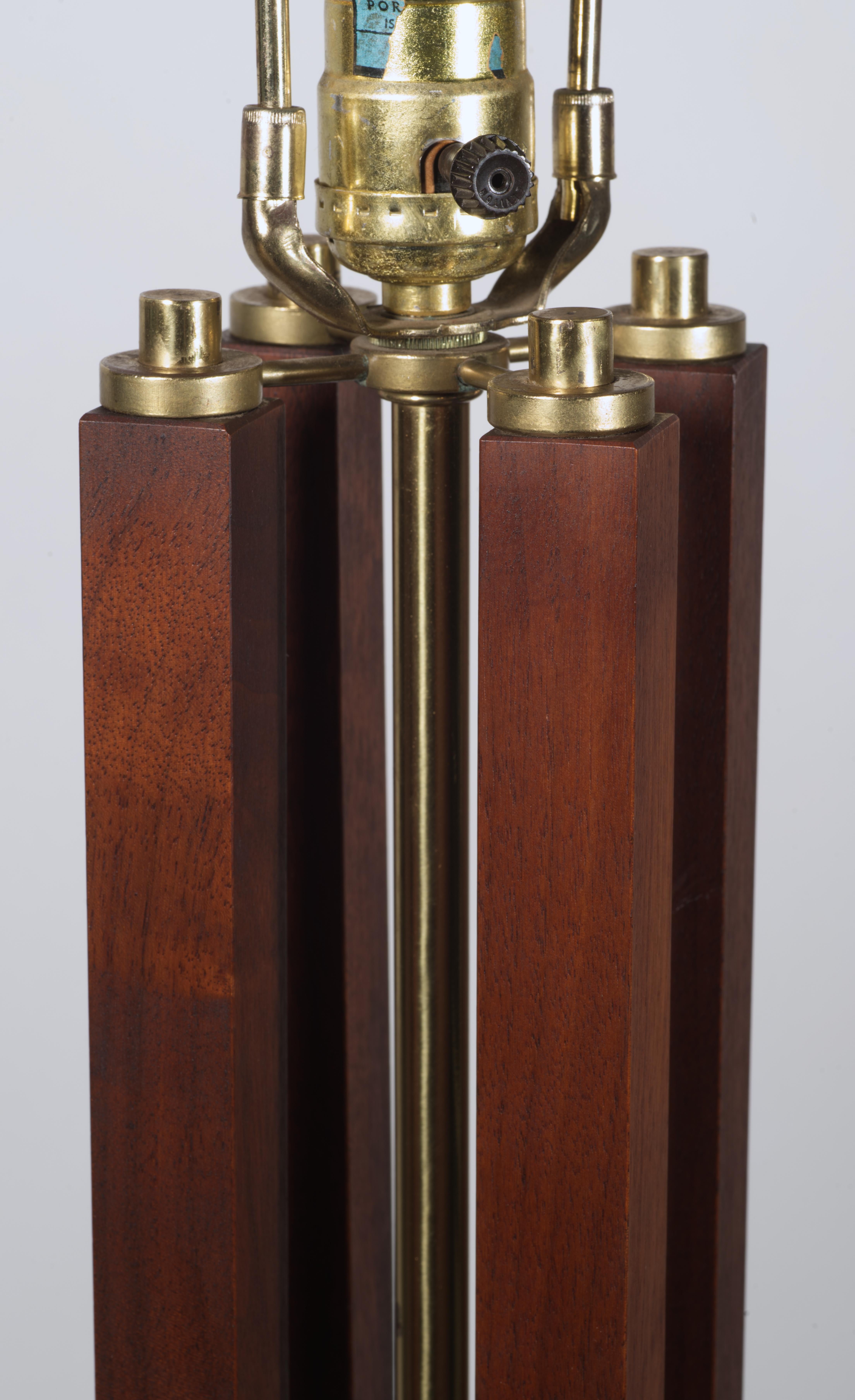 Laiton Lampe de table Laurel, laiton et noyer, modernité du milieu du siècle dernier, années 1960 en vente