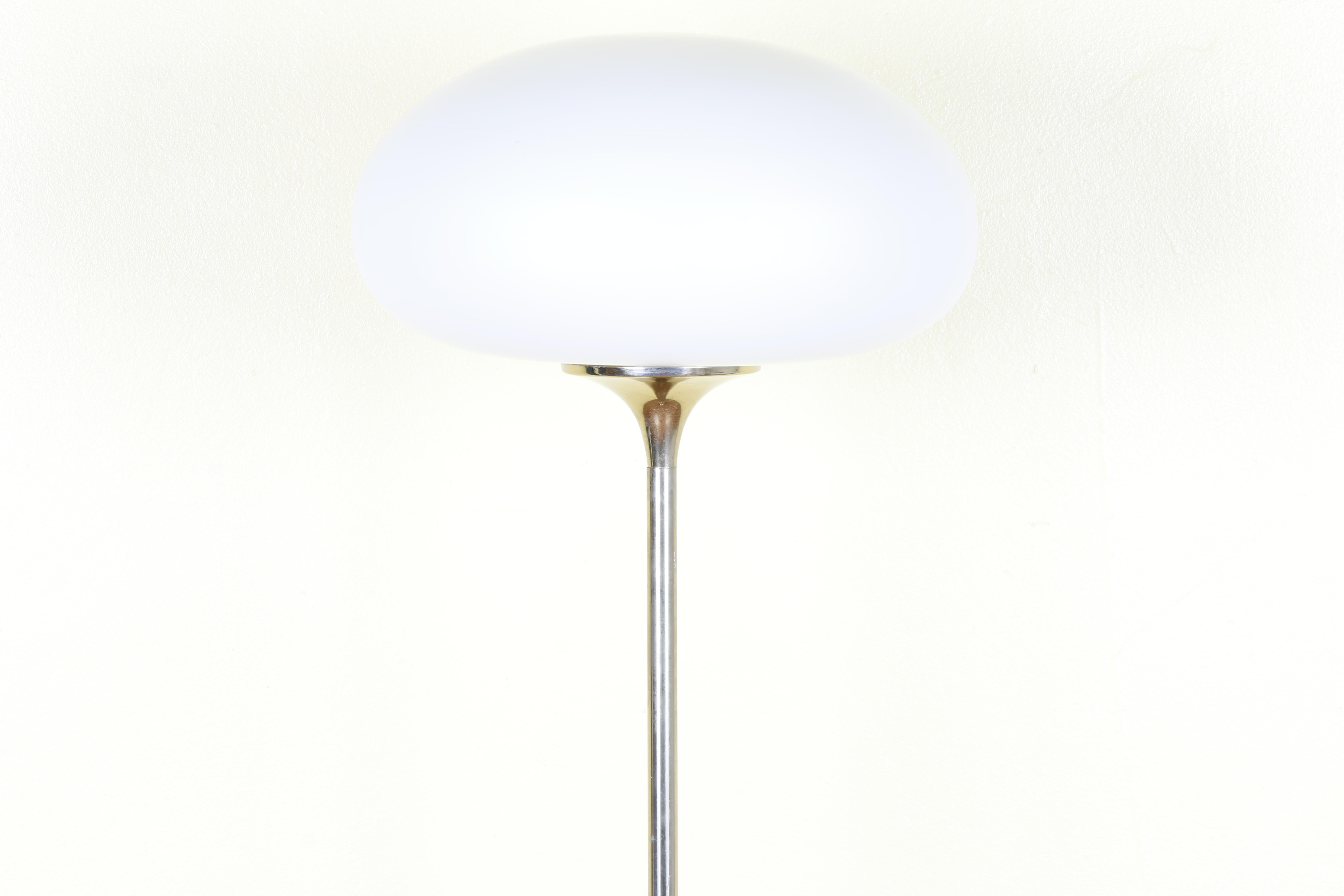 Laurel Mushroom Floor Lamp In Good Condition For Sale In North Hollywood, CA