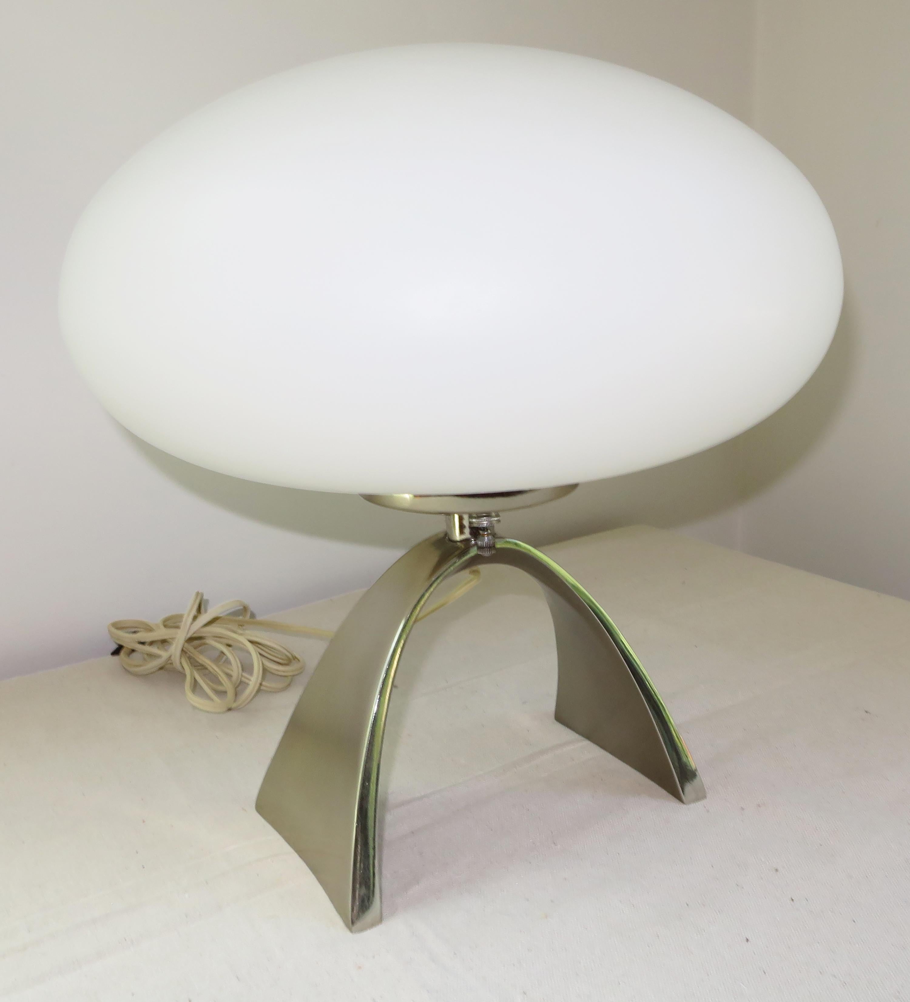 Eine Laurel-Tischlampe aus der Mitte des Jahrhunderts mit einem anmutig gewölbten Chromsockel.