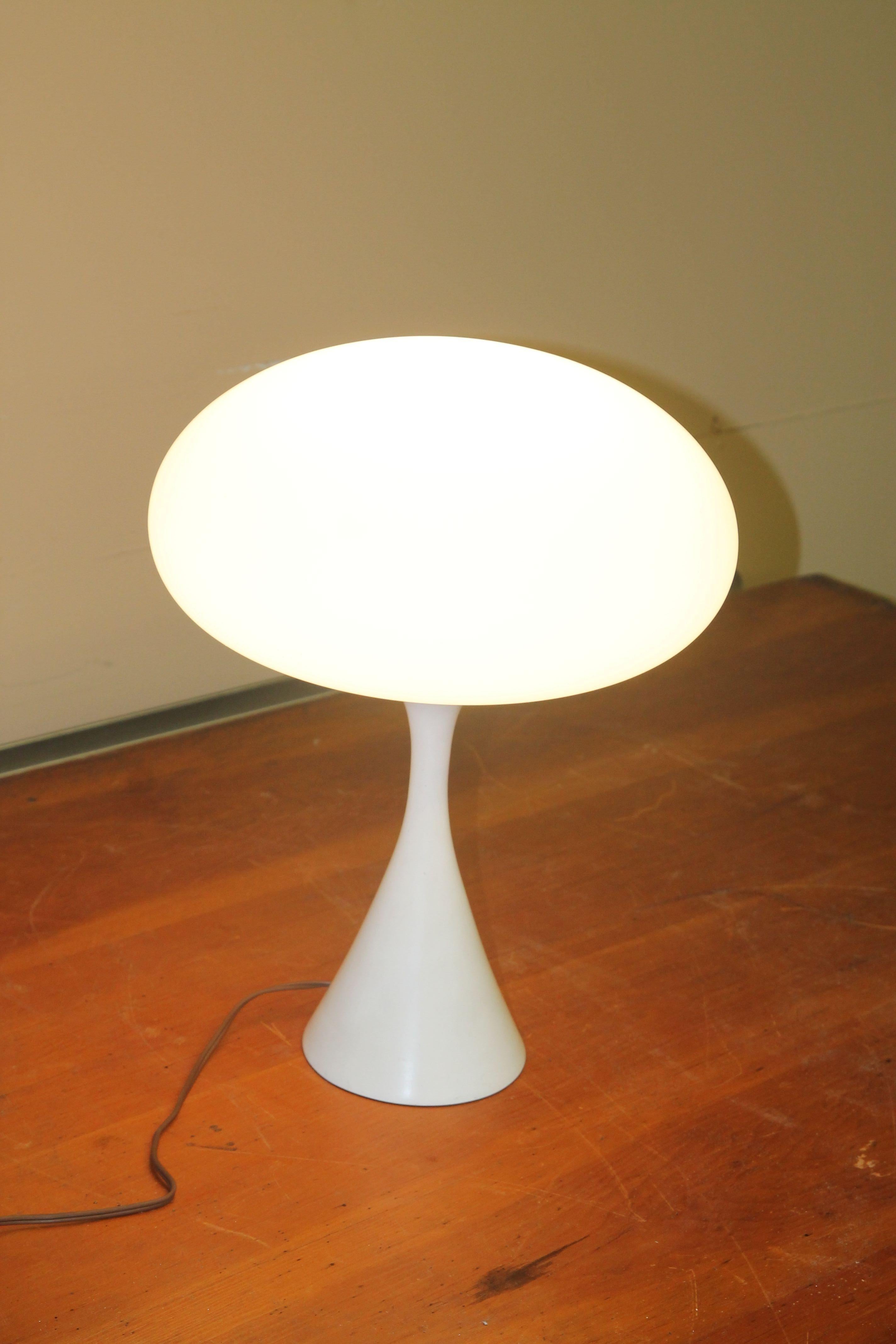 Lampe champignon Laurel classique. Cette lampe de table emblématique ne se démode jamais et s'intègre parfaitement à tout environnement.