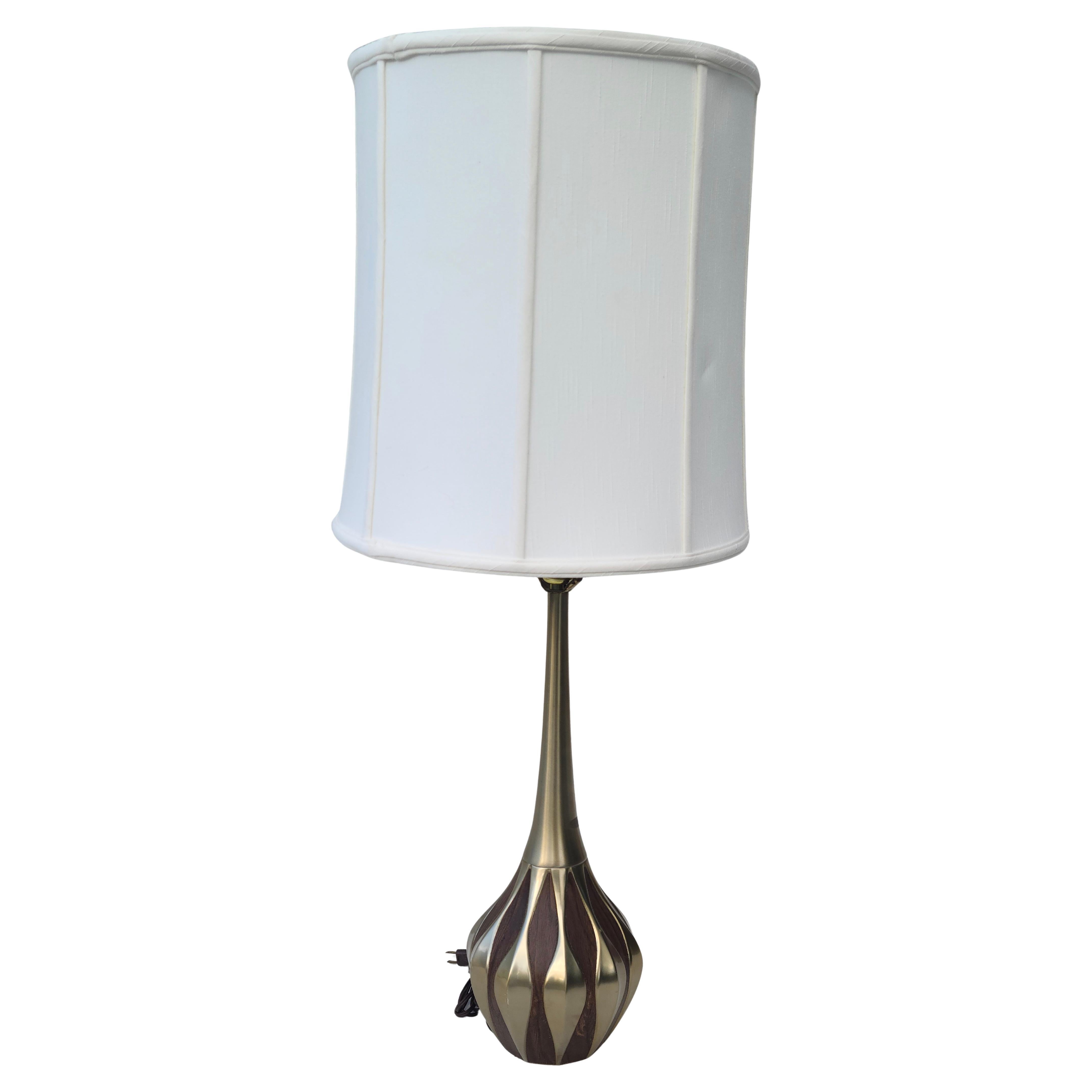 Laurel Sculpted Metal and Walnut Table Lamp In Good Condition For Sale In Fraser, MI