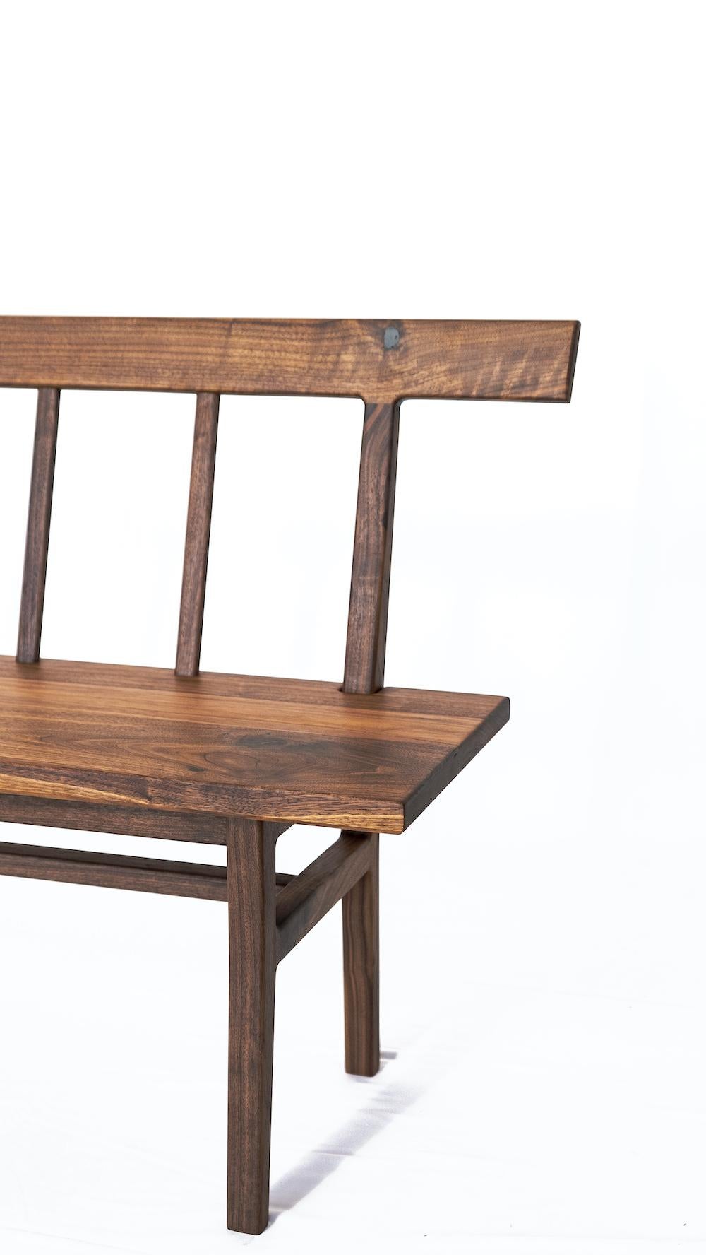 Laurel Settee, panca moderna in stile Windsor in noce In condizioni Nuovo in vendita a Chattanooga, TN