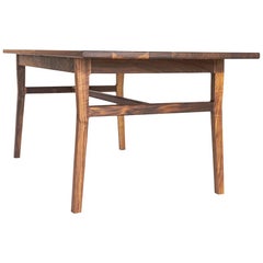 Table Laurel, table de salle à manger moderne en noyer avec menuiserie sculptée