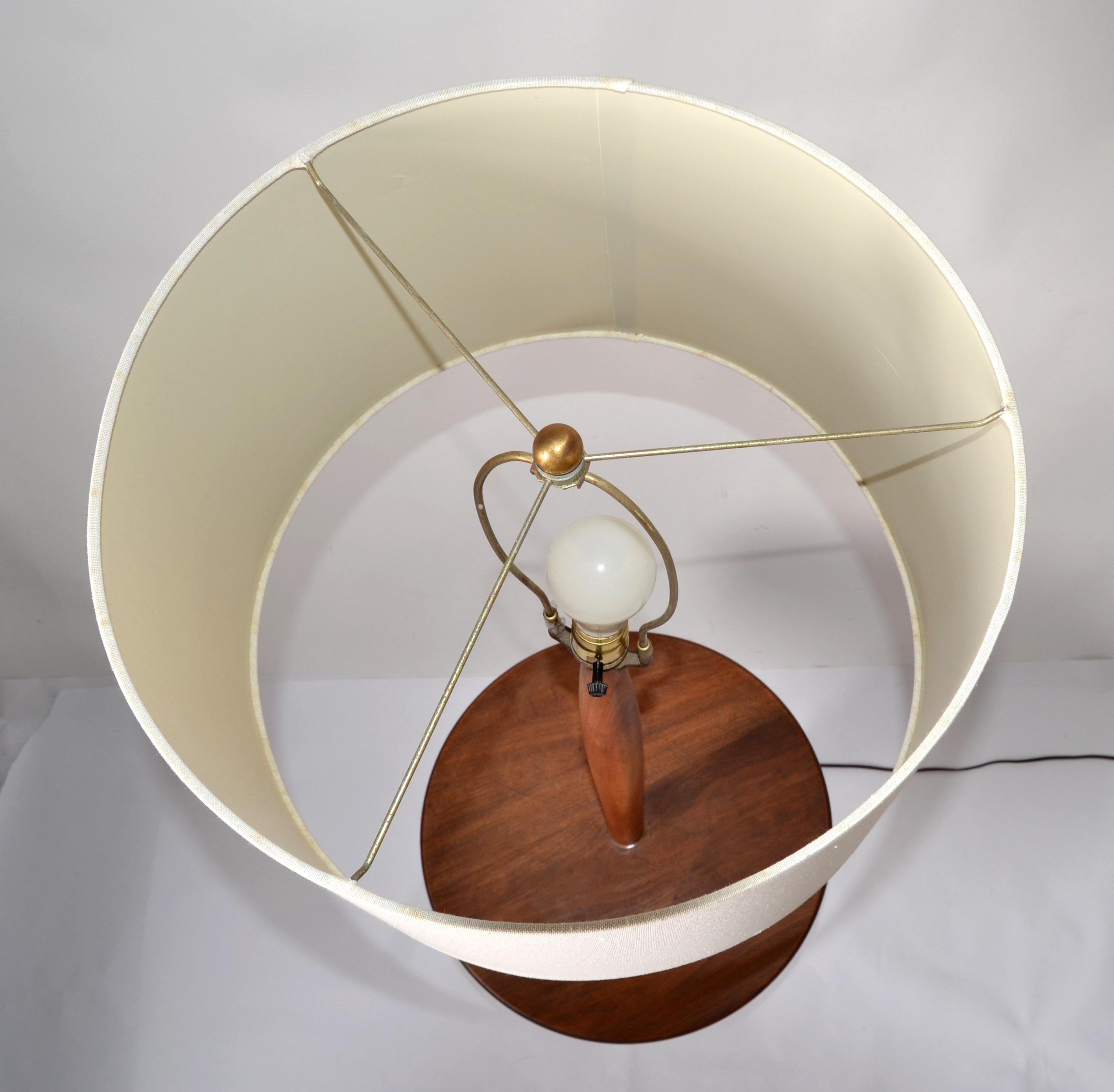 Runder Tisch-Stehlampe mit konisch zulaufendem Nussbaumholz-Schirm, Mid-Century Modern, Amerikanisch (Messing) im Angebot