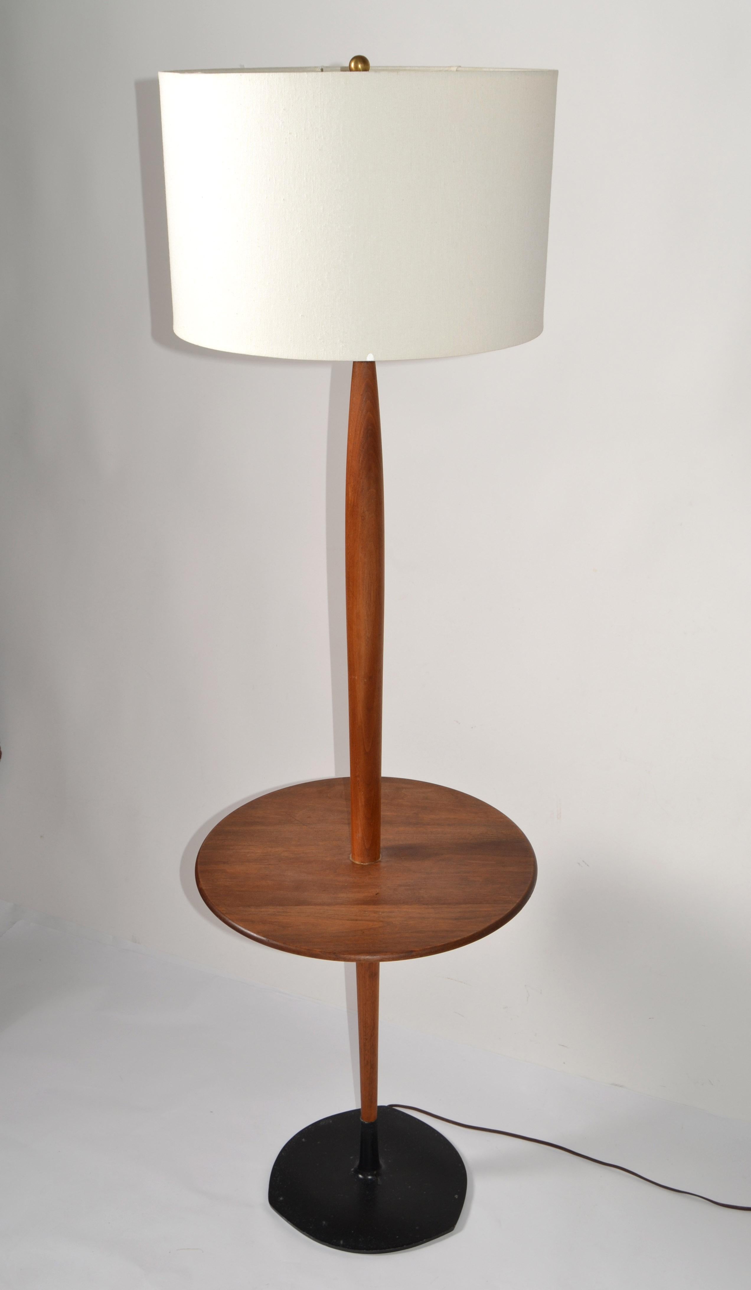 Américain Laurel Tapered Walnut Round Table Floor Lamp Shade Mid-Century Modern American en vente