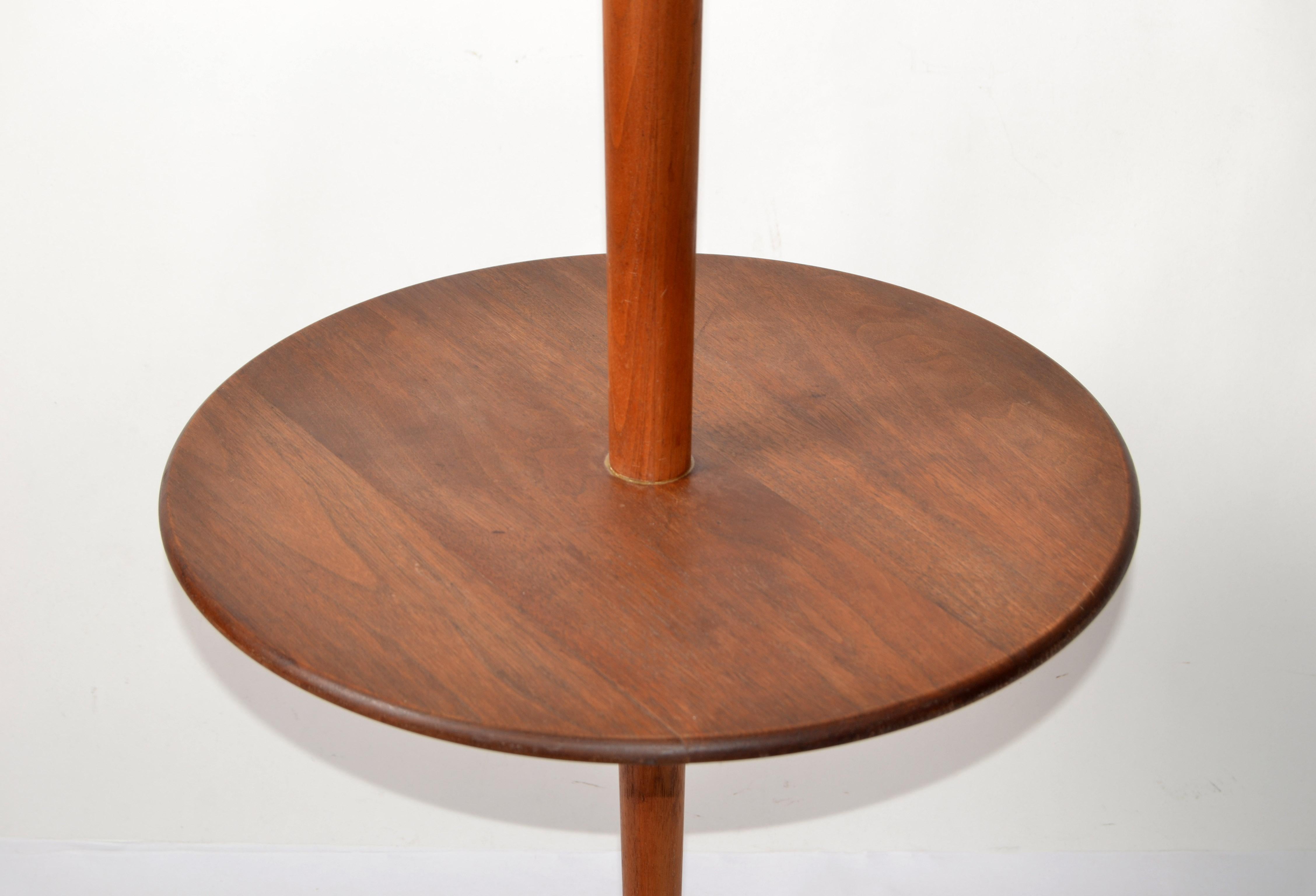 Milieu du XXe siècle Laurel Tapered Walnut Round Table Floor Lamp Shade Mid-Century Modern American en vente