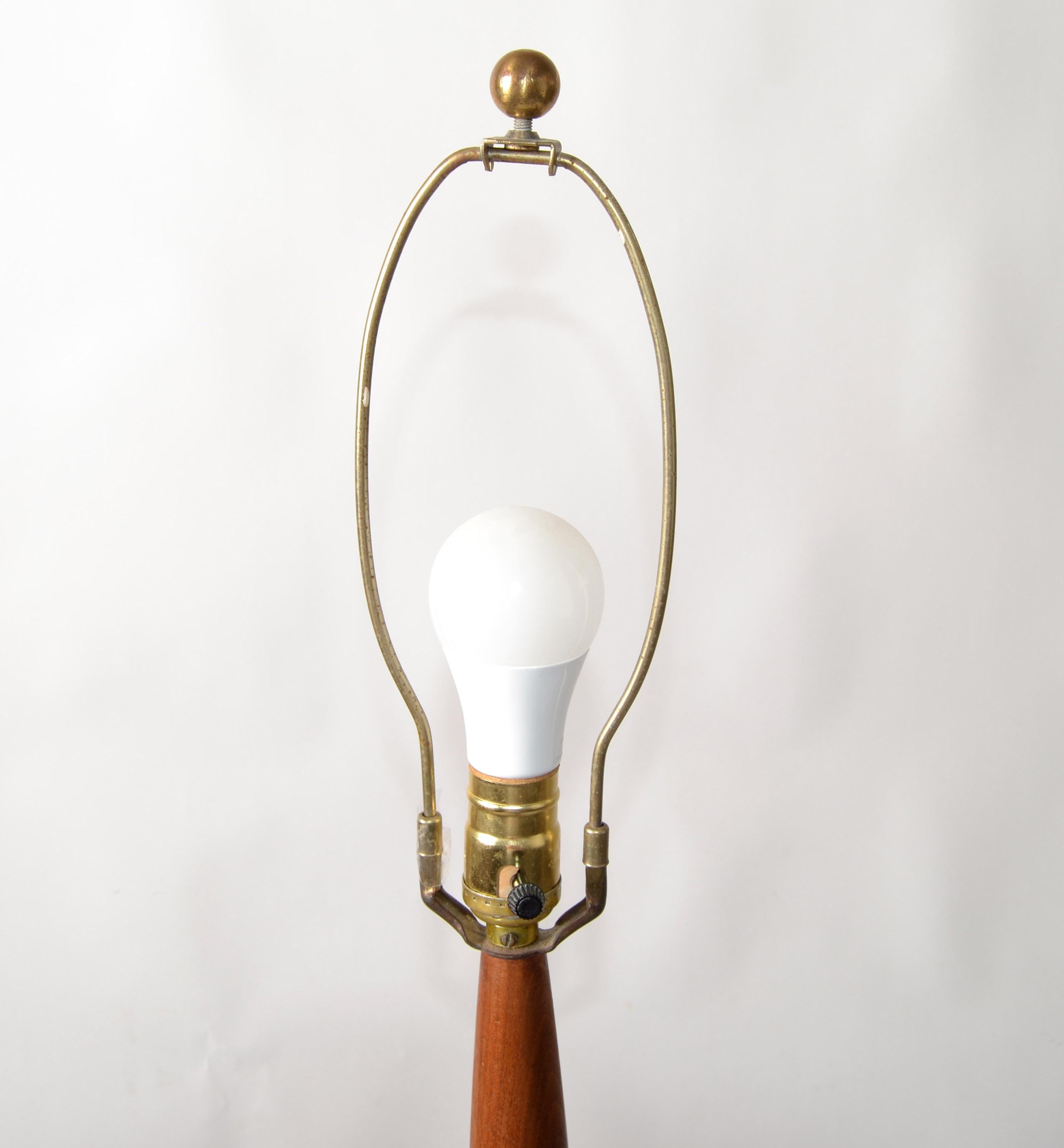 Runder Tisch-Stehlampe mit konisch zulaufendem Nussbaumholz-Schirm, Mid-Century Modern, Amerikanisch (Handgefertigt) im Angebot