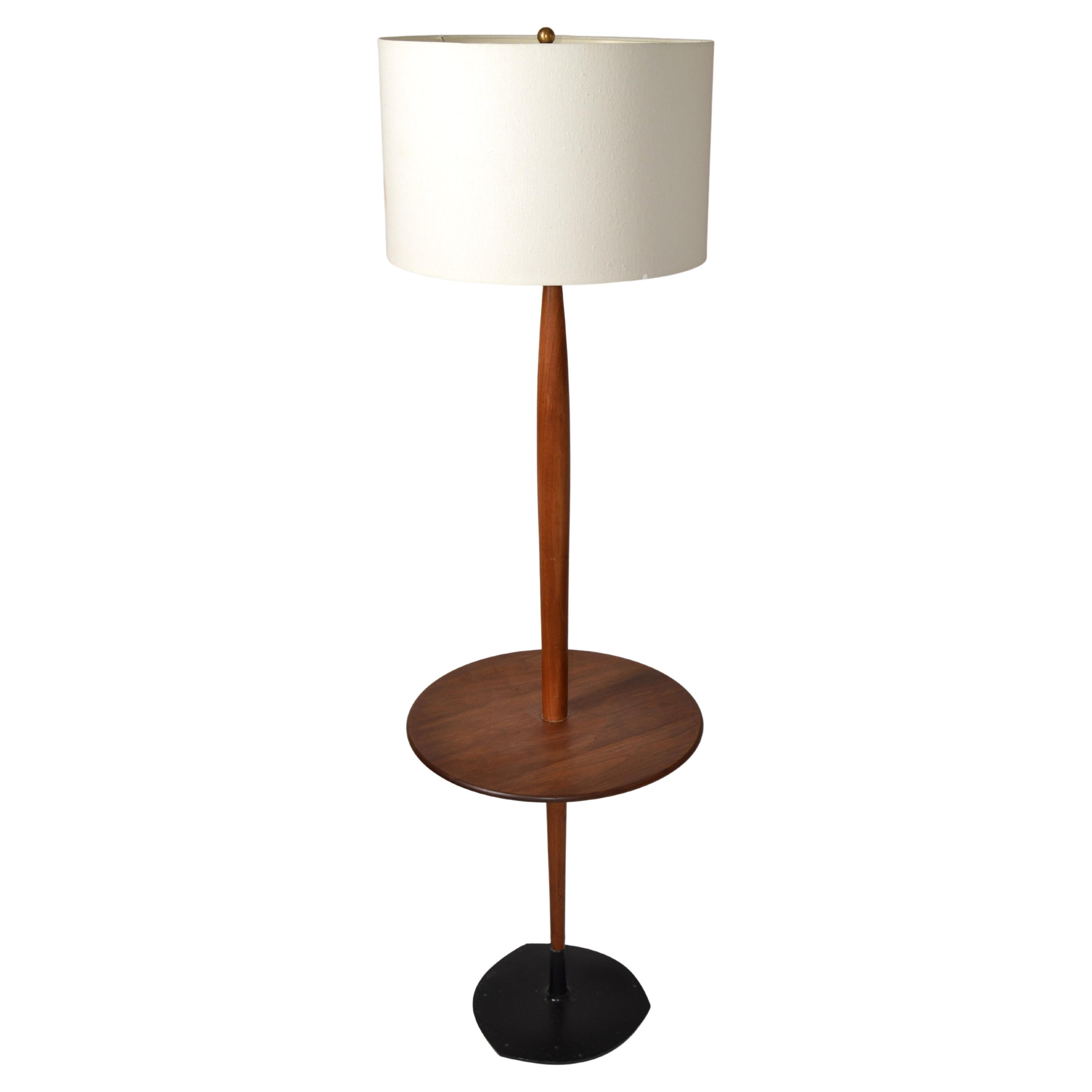 Runder Tisch-Stehlampe mit konisch zulaufendem Nussbaumholz-Schirm, Mid-Century Modern, Amerikanisch im Angebot