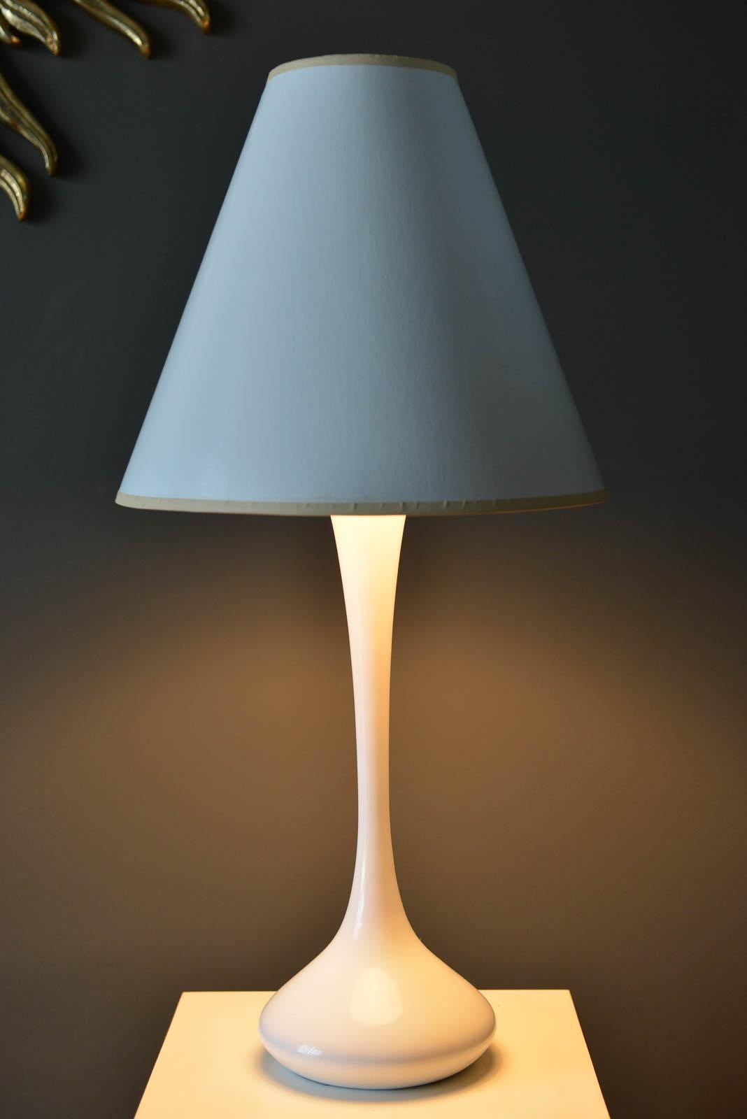 Laurel teardrop table lamp model H-929, circa 1977. Original metal teardrop table lamp, possibly attributions to Bill Curry. From 1977 Laurel Lamp Co. Catalog. Original shade and wiring in excellent condition. White enameled metal is excellent with