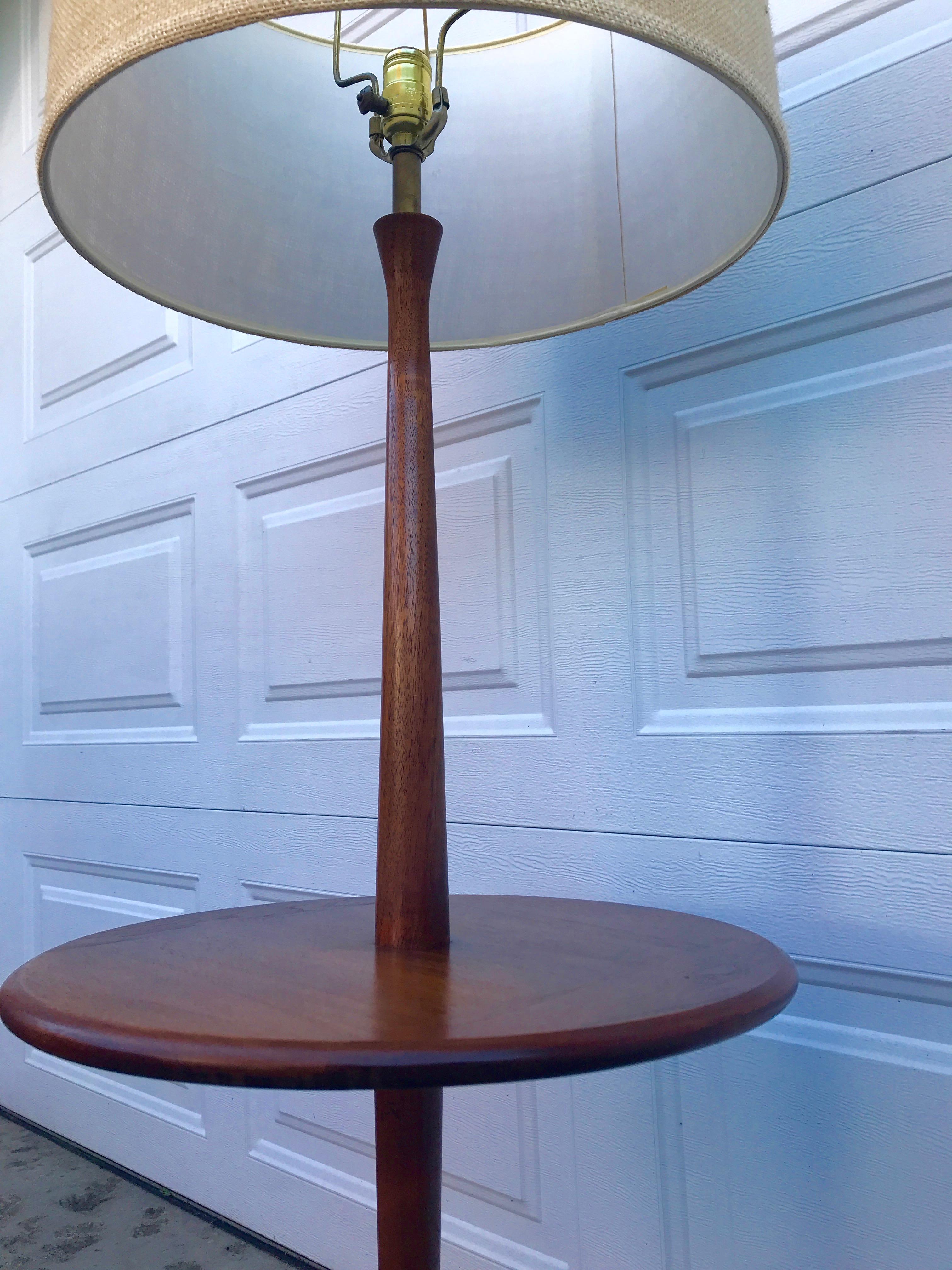 Laurel Walnut Mid-Century Modern Floor Lamp with Table, circa 1960s In Good Condition For Sale In Billerica, MA