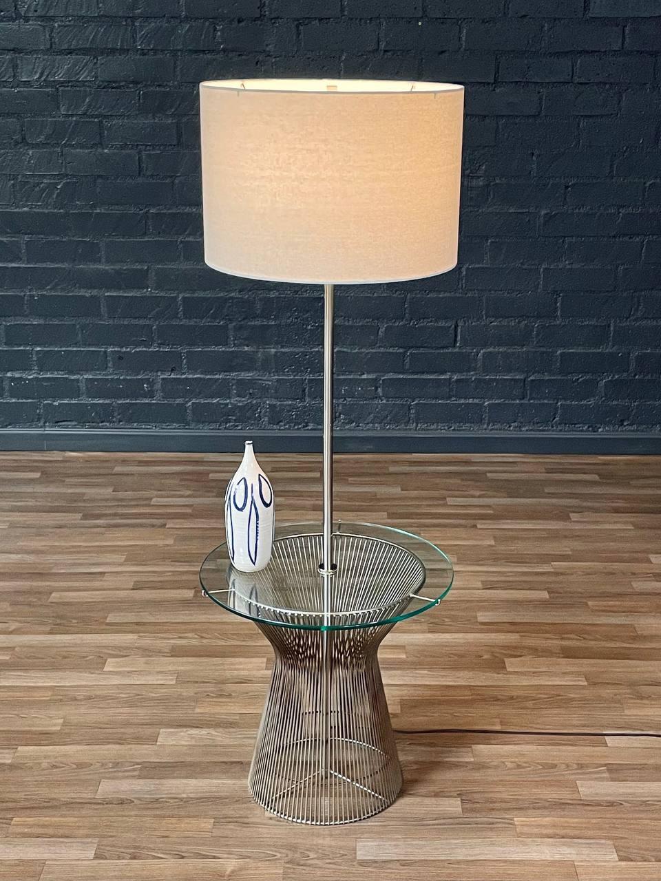 Mid-Century Modern Laurel Lampadaire câblé avec table d'appoint en verre en vente