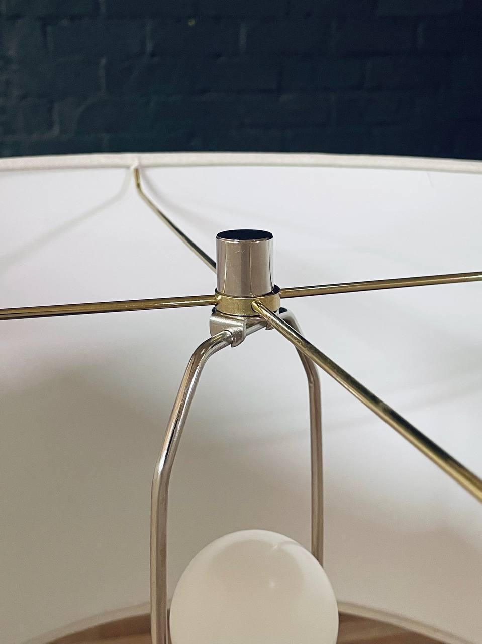 Laurel Lampadaire câblé avec table d'appoint en verre Excellent état - En vente à Los Angeles, CA