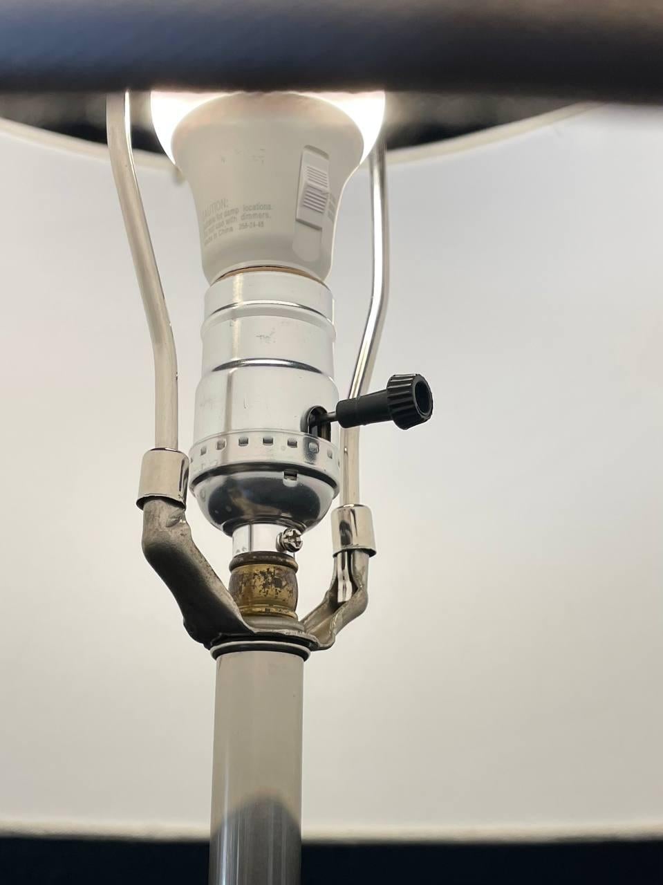 Milieu du XXe siècle Laurel Lampadaire câblé avec table d'appoint en verre en vente