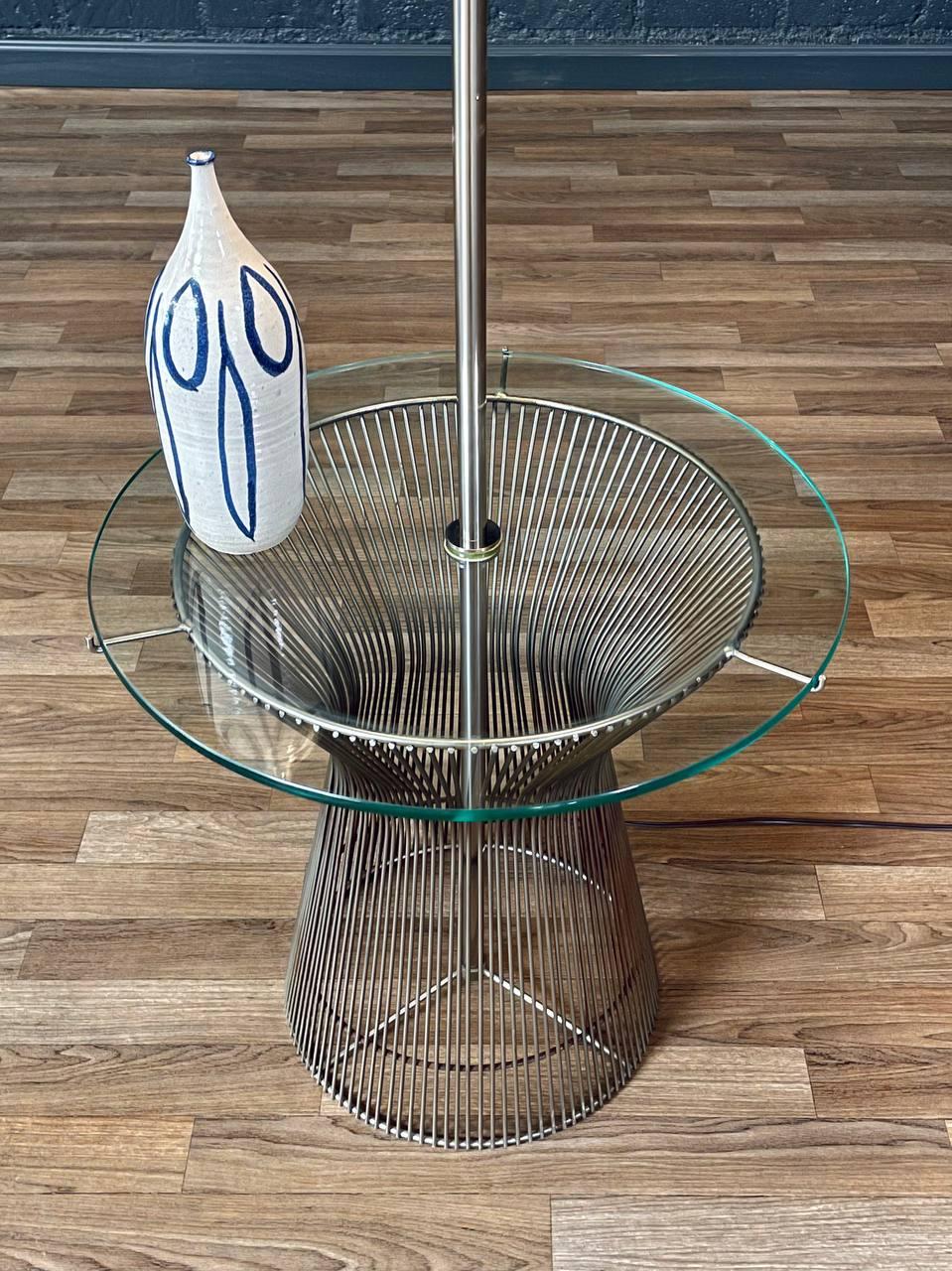 Acier Laurel Lampadaire câblé avec table d'appoint en verre en vente