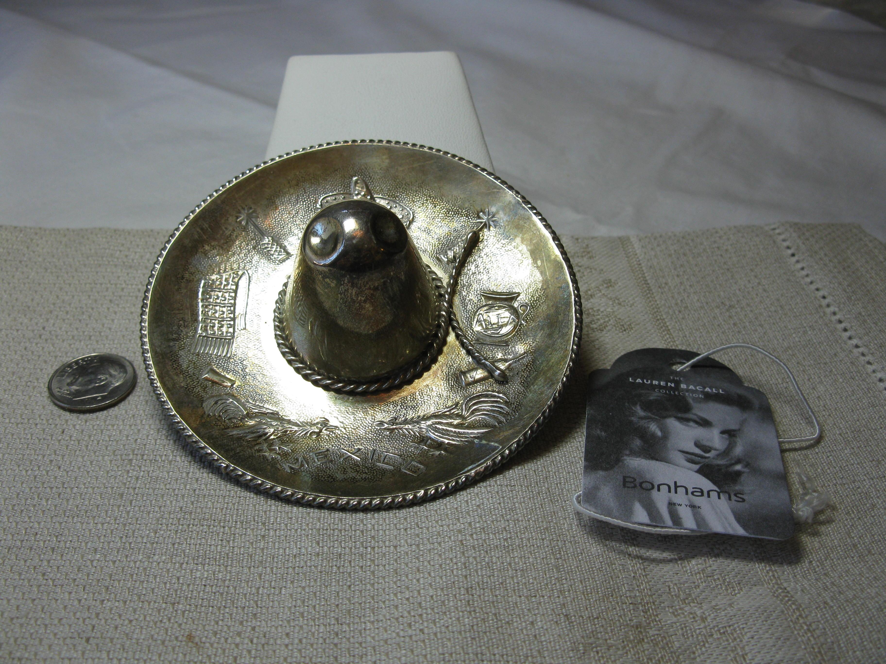 Dies ist eine wunderbare Sterling Silber Miniatur-Hut Form Ring-Halter aus dem persönlichen Schreibtisch von Hollywood-Ikone Lauren Bacall.   Wir haben die Sammlung von Gegenständen aus dem Schreibtisch von Frau Bacall bei der Versteigerung ihres