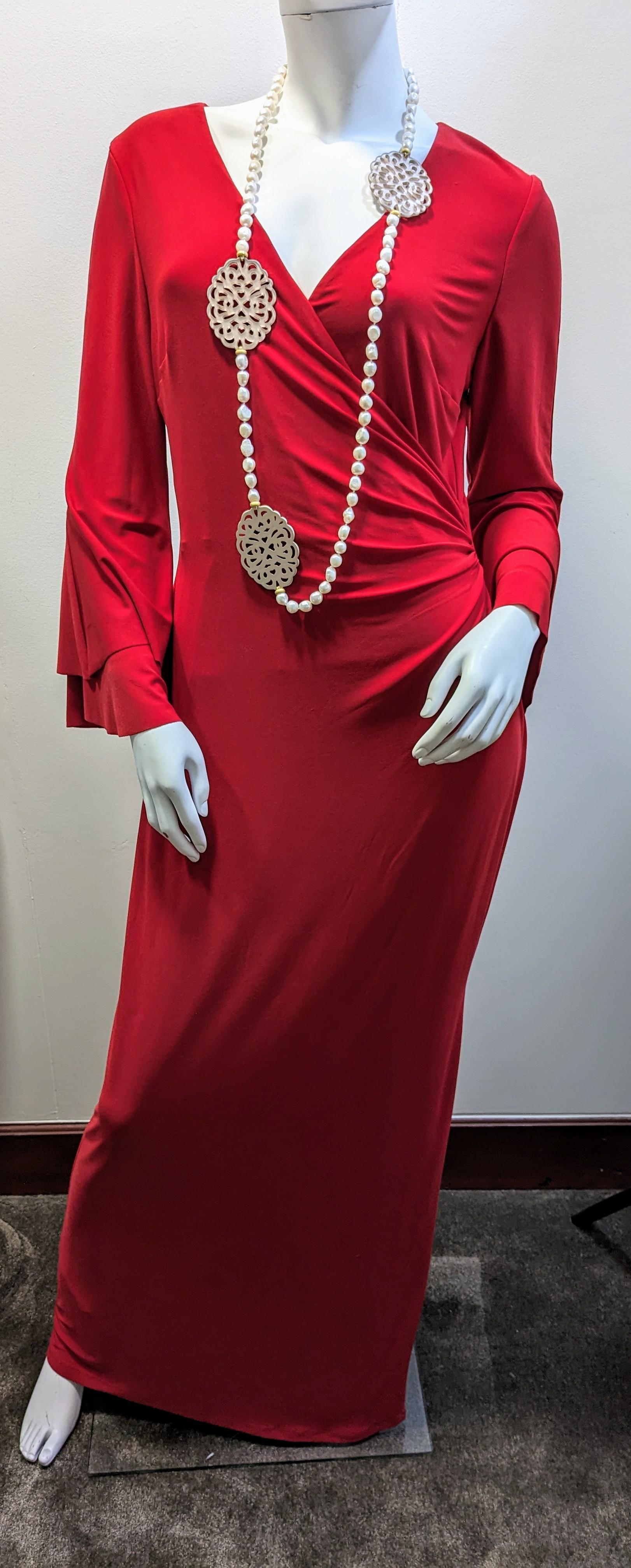  Vestito da sera rosso di Ralph Lauren
Sfoggia un look incantevole con questo abito rosso di Ralph Lauren. Caratterizzato da scollo a V, arricciatura in vita e maniche a volant, questo capo elegante aggiunge raffinatezza al tuo look da sera. 100%