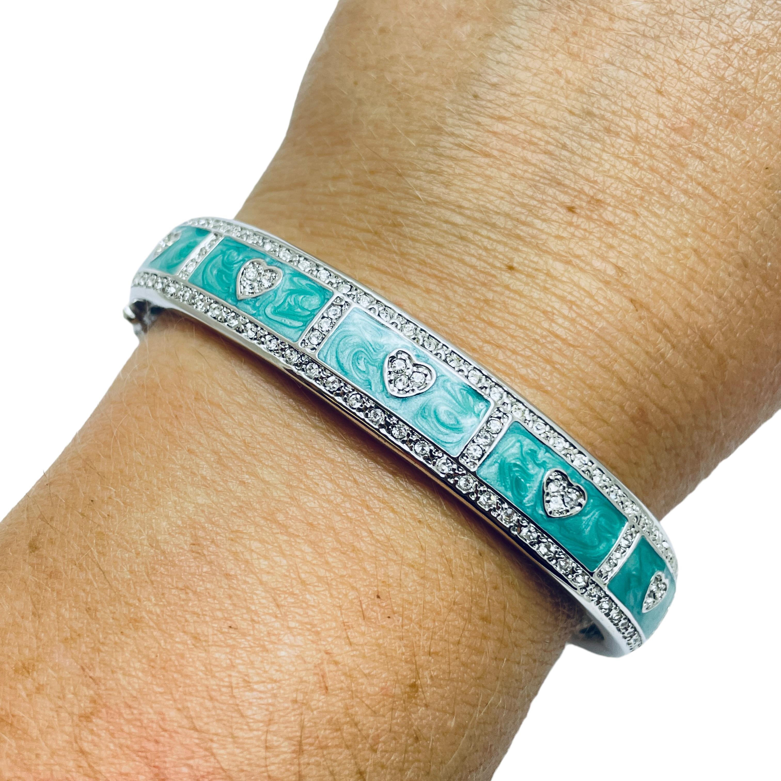 Donna Bracciale bangle firmato Lauren G Adams in argento con smalto e cuori in zirconia in vendita