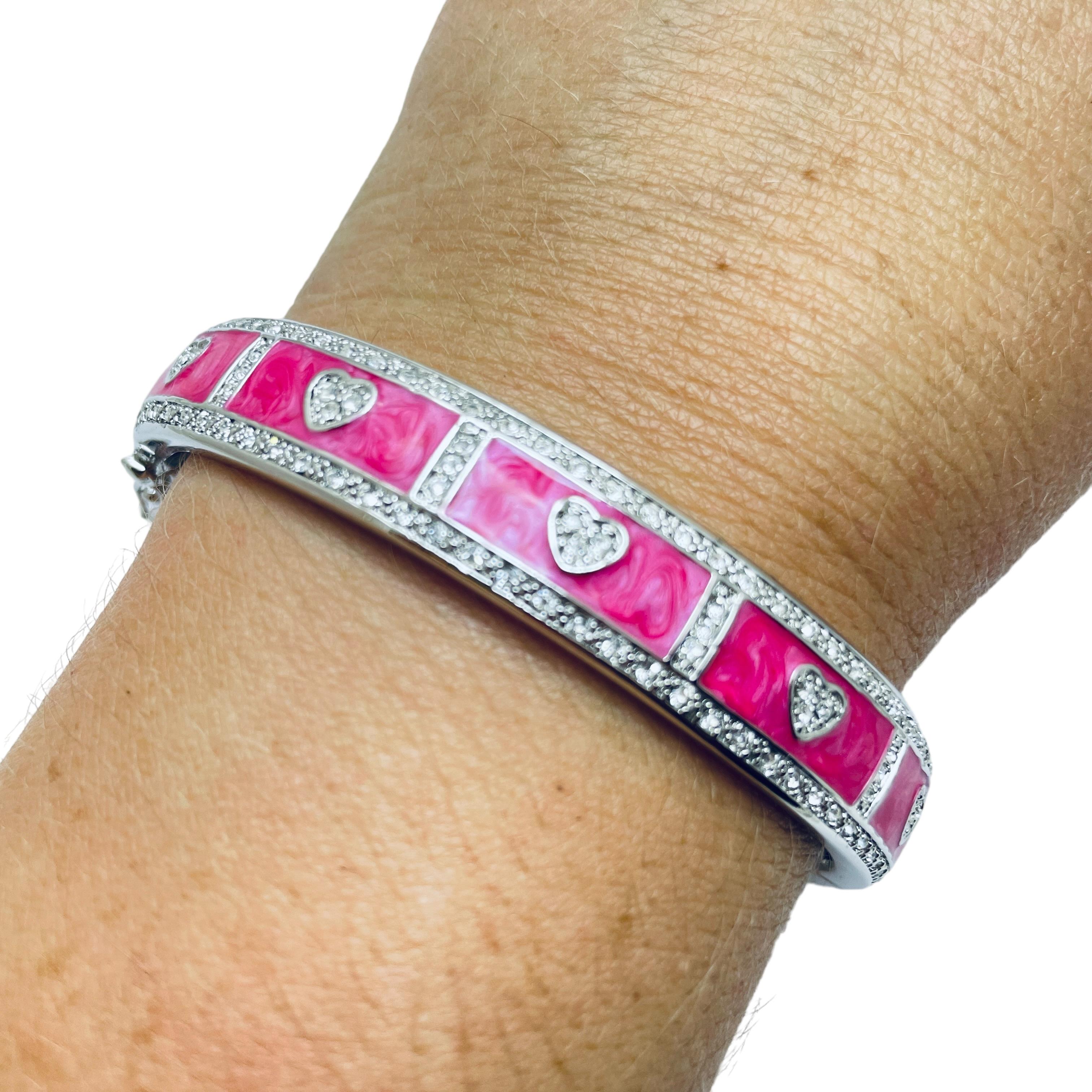 Donna Bracciale bangle firmato Lauren G Adams in argento con smalto e cuori in zirconia in vendita